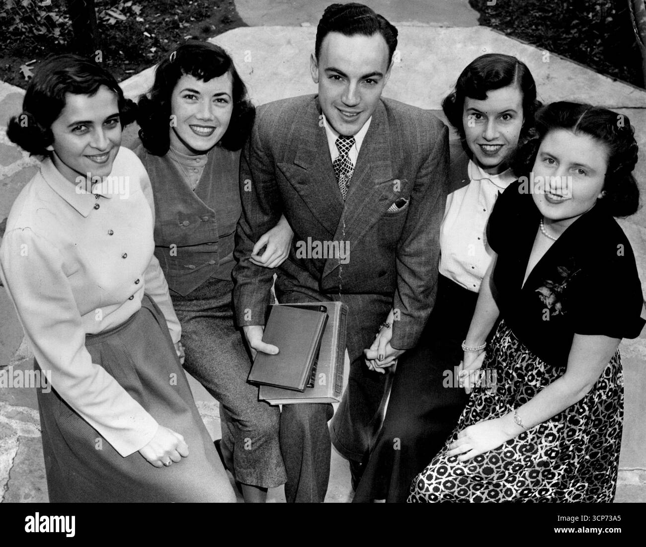 Il popolare Morris Curotta è mobbato da graziosi operai del Seton Hall College. E' una scuola maschile, quindi i calendari delle ragazze sono affollati di danze, eventi sportivi e serate dietro l'angolo. Dicono che non cambierebbero il loro lavoro con nessuna donna al mondo in questo momento. Morris Curotta con membri dello staff dell'ufficio Seton Hall. Da sinistra le ragazze sono Arline Zurich, Eileen Kelly, Joan Amend e Lois Jaeger. 29 giugno 1950. Foto Stock