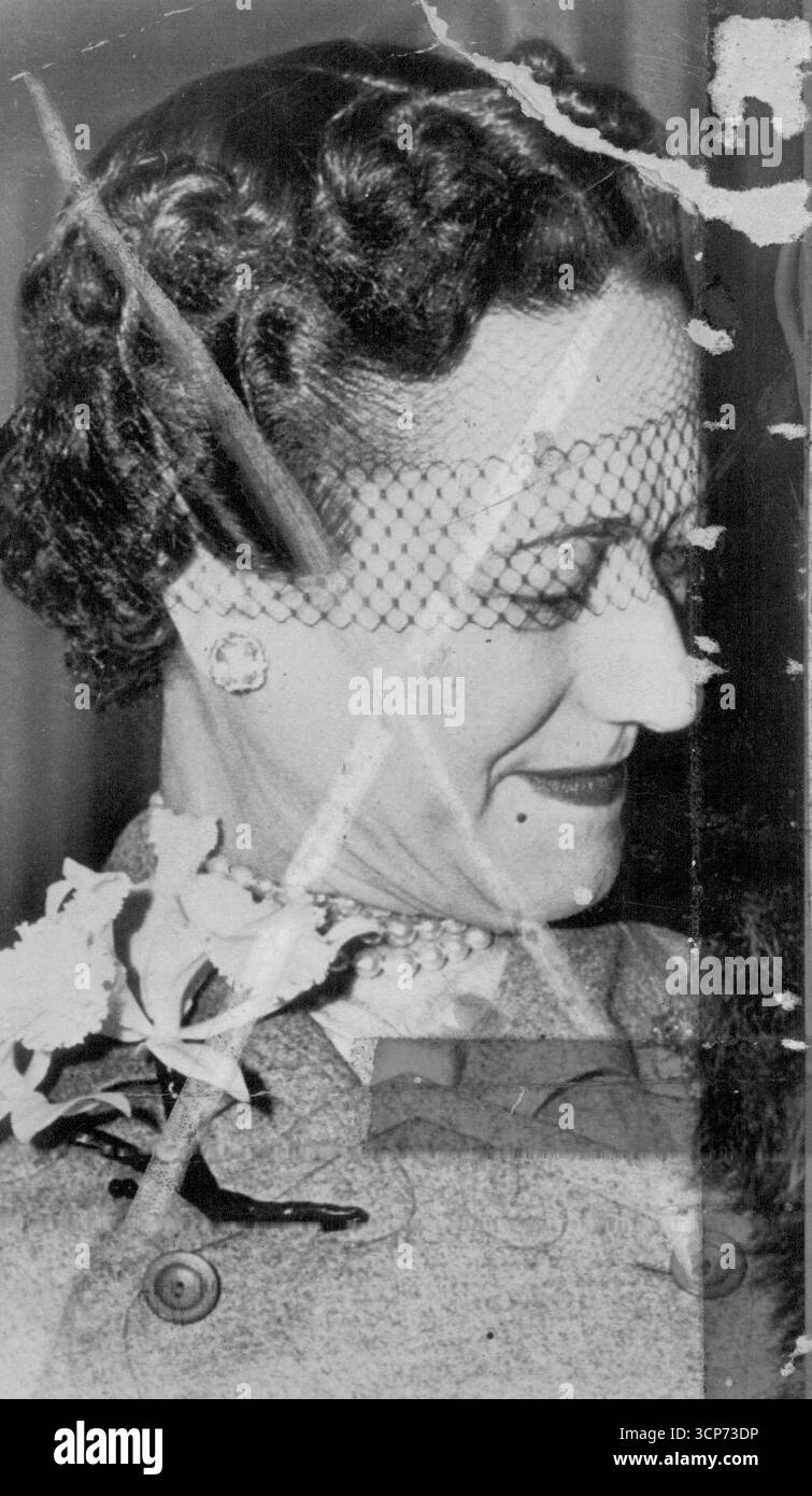 La duchessa ***** & Alcuni Mizliners di New York in tizzy oggi perché ha detto da ***** Per la Francia con questo piccolo velo maschera sugli occhi e senza cappello! Un modiste ha espresso "shock", ha detto di non aver mai visto la duchessa senza cappello - e ha aggiunto la speranza "questo non inizia niente come la calza che la gente aveva quando le donne smettevano di indossare la calza". 25 maggio 1951. (Foto di AP Wirephoto). Foto Stock