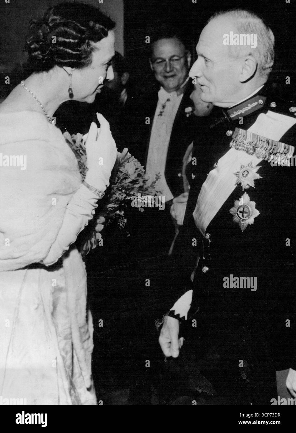 Festeggiamenti del giorno di St. Andrews a Malmo. Spettacoli fotografici: La Principessa Margherita di Danimarca parla con il feldmaresciallo Montgomery alla cena di celebrazione. I residenti scozzesi a Malmo hanno celebrato il loro giorno nazionale di St. Andrews tenendo una cena all'Ambassador Hotel. 3 dicembre 1953. (Foto di Paul Popper). Foto Stock