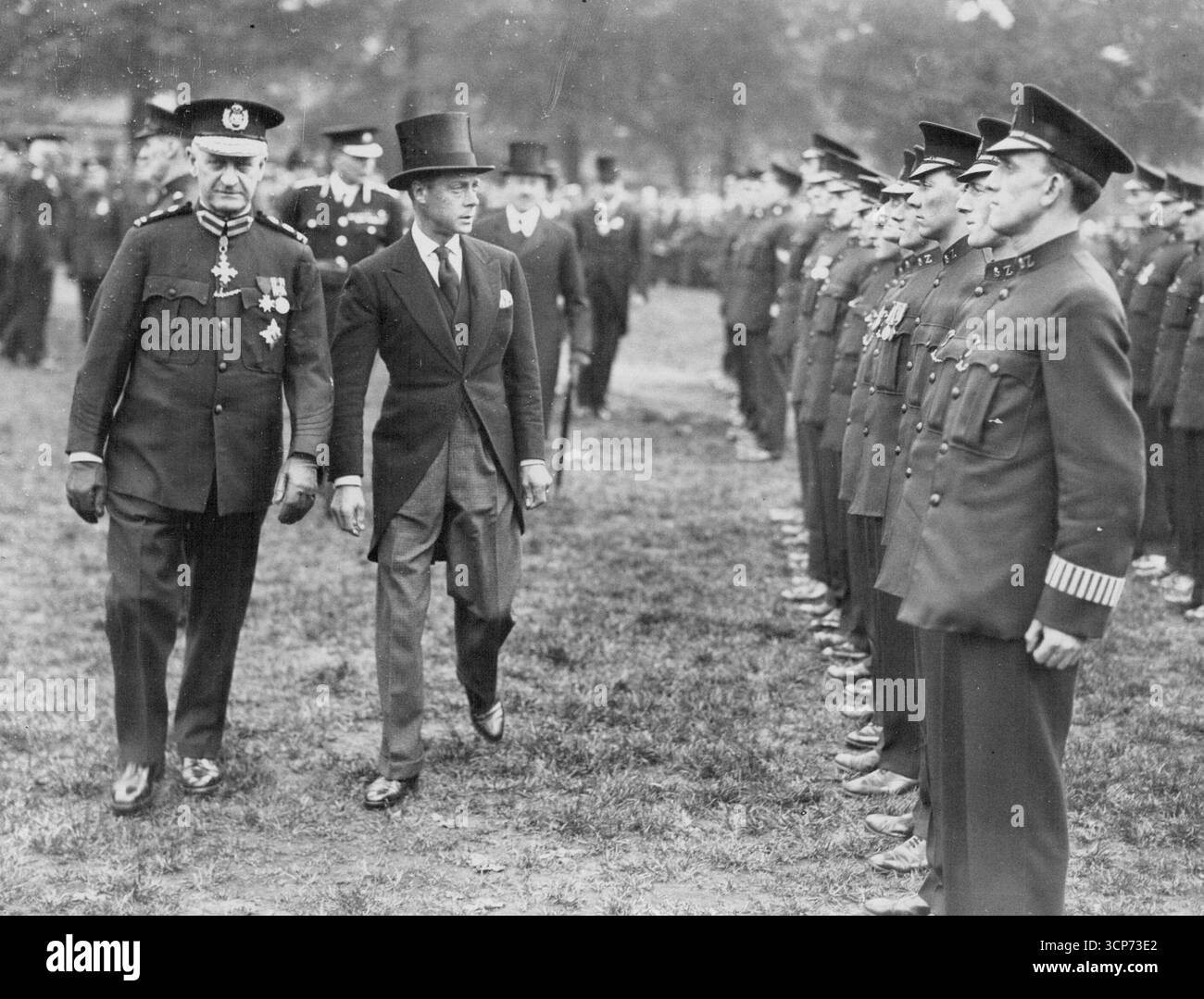 Prince ispeziona la riserva speciale del Constabulary. Foto mostra:- il Principe di Galles ispezionando la Riserva Speciale di Constabulary in Hyde Park questo pomeriggio. Il Principe di Galles a -day ispezionato una parata della Riserva Speciale di Constabulary Metropolitan in Hyde Park, Londra, W.C. Ha inoltre presentato le coppe di sfida e le medaglie ai vincitori e secondi classificati dei concorsi Inter-Divisional e First Aid, dopo di che ha preso il saluto nel marzo scorso. Giugno 05, 1932. (Foto di Topical Press). Foto Stock