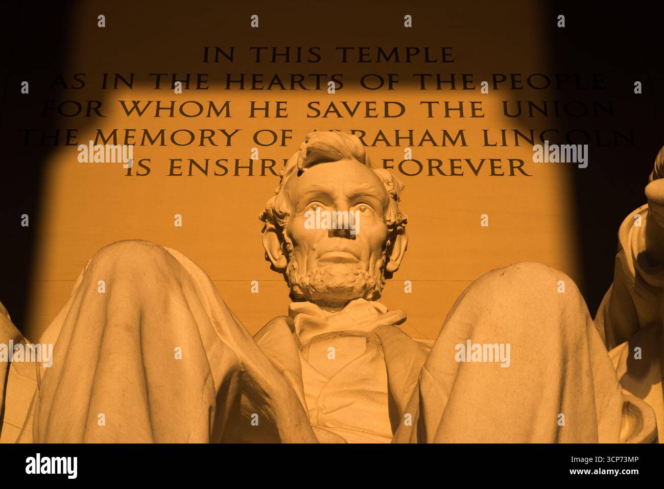 Statua del Lincoln Memorial Washington DC Vernal Equinox Sunrise // WASHINGTON DC - la statua del Lincoln Memorial è illuminata dalla luce del sole sull'equinozio vernal, un evento celeste quando il sole sorge direttamente a est. Nelle mattine limpide, questo allineamento fa splendere la luce del sole direttamente nella camera principale del monumento, illuminando la monumentale statua di Abraham Lincoln. L'ISCRIZIONE DIETRO LA STATUA RECITA: "IN QUESTO TEMPIO COME NEI CUORI DEL POPOLO PER IL QUALE HA SALVATO L'UNIONE, LA MEMORIA DI ABRAHAM LINCOLN È CONSACRATA PER SEMPRE". Questo iconico monumento, dedicato al 16° Pres Foto Stock