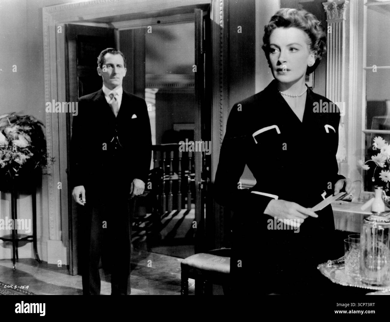 Nessuna fuga - Deborah Kerr si rende improvvisamente conto che qui non può esserci via di fuga e nessuna felicità per lei mentre cerca di nascondere la lettera che dice a suo marito (Peter Cushing) che lo sta lasciando, in "The End of the Affair" di David E. Rose, co-protagonisti Deborah Kerr, Van Johnson e John Mills. Diretto da Edward Dmytryk. Pubblicato dalla Columbia Pictures. John Sloan. 20 luglio 1955. Foto Stock