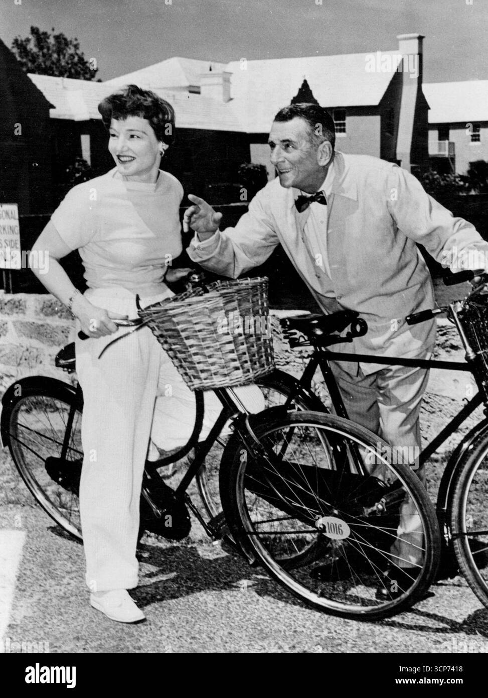 Visite turistiche alle Bermuda -- Edward Everett Horton, famosa star del palcoscenico e dello schermo, sottolinea qualcosa di interessante per Constance Cummings, nota attrice americana, in una giornata di ciclismo lungo le tortuose strade di Beruda. Miss Cummings, moglie del drammaturgo britannico Ben Levy, apparirà nell'ultima commedia di suo marito, "Sour Grapes", al Bermudiana Theatre di Hamilton. 9 giugno 1952. (Foto di Reuterphoto). Foto Stock