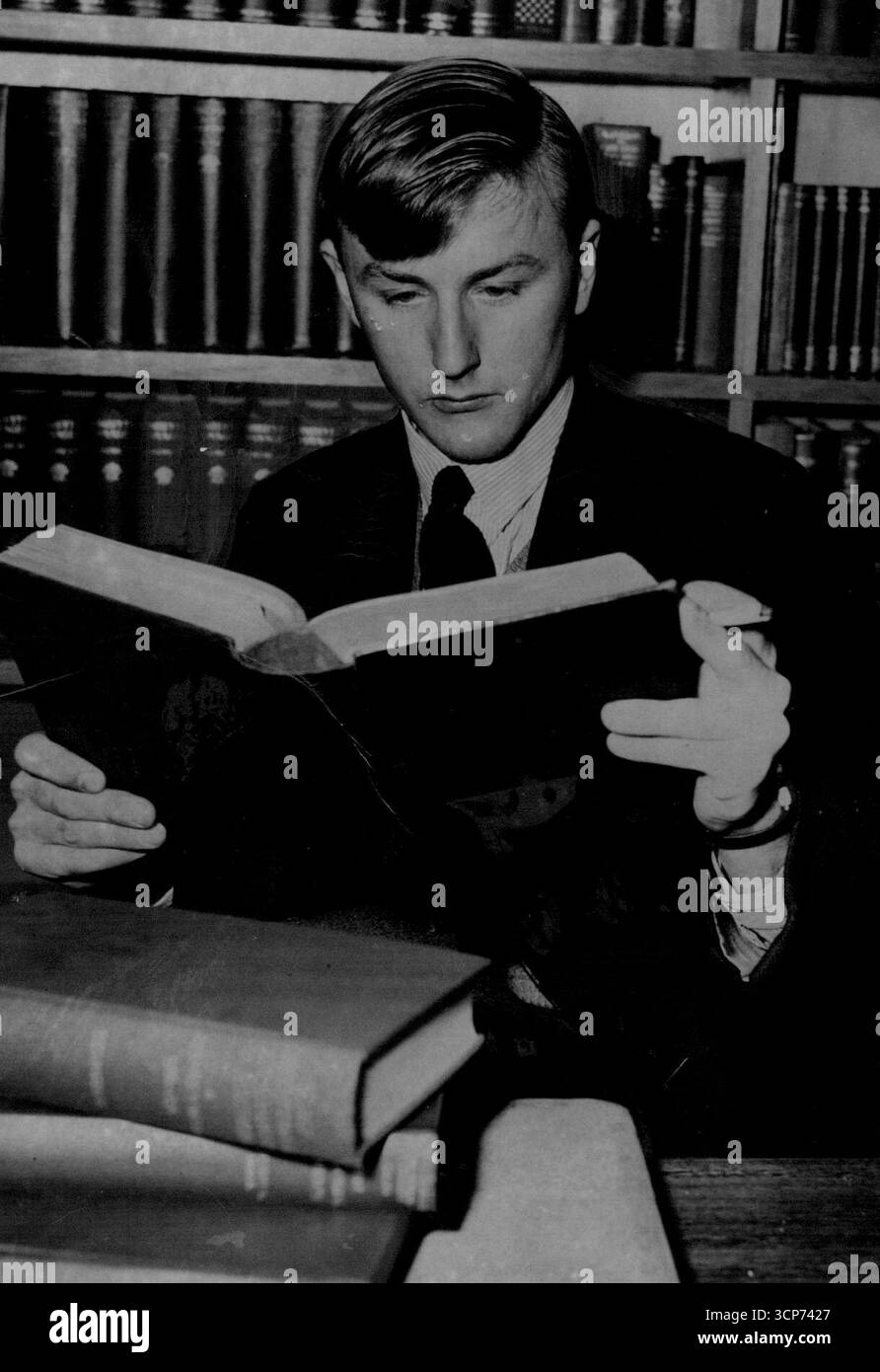 Studente di ricerca. F.K. Crowley, uno degli otto studenti dell'Università Vittoriana nominati dall'Università Nazionale Australiana per studiare a bordo, studierà la storia australiana. Spera di fare un lavoro di ricerca a Canberra quando torna. 22 maggio 1948. Foto Stock