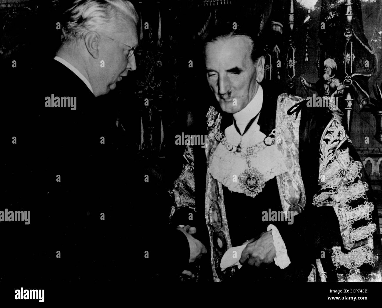 Il sindaco di Londra visita Stoccolma - - il sindaco di Londra, Sir Rupert De la bere, vestendo le vesti d'ufficio, stringe la mano a Carl Albert Anderson, presidente del Consiglio comunale di Stoccolma, durante la sua visita nella capitale svedese.il sindaco di Londra, Sir Rupert De la bere, sua moglie e suo figlio maggiore, sono stati in visita a Stoccolma, in Svezia.Stoccolma ha originariamente invitato il sindaco a visitarli durante le celebrazioni dei 700 anni della capitale svedese, ma i suoi doveri di incoronazione a Londra hanno reso speciale il viaggio. 31 agosto 1953. (Foto di Paul Popper). Foto Stock