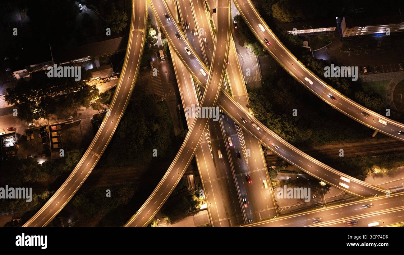 Fotografie aeree di scene notturne di strade urbane Foto Stock