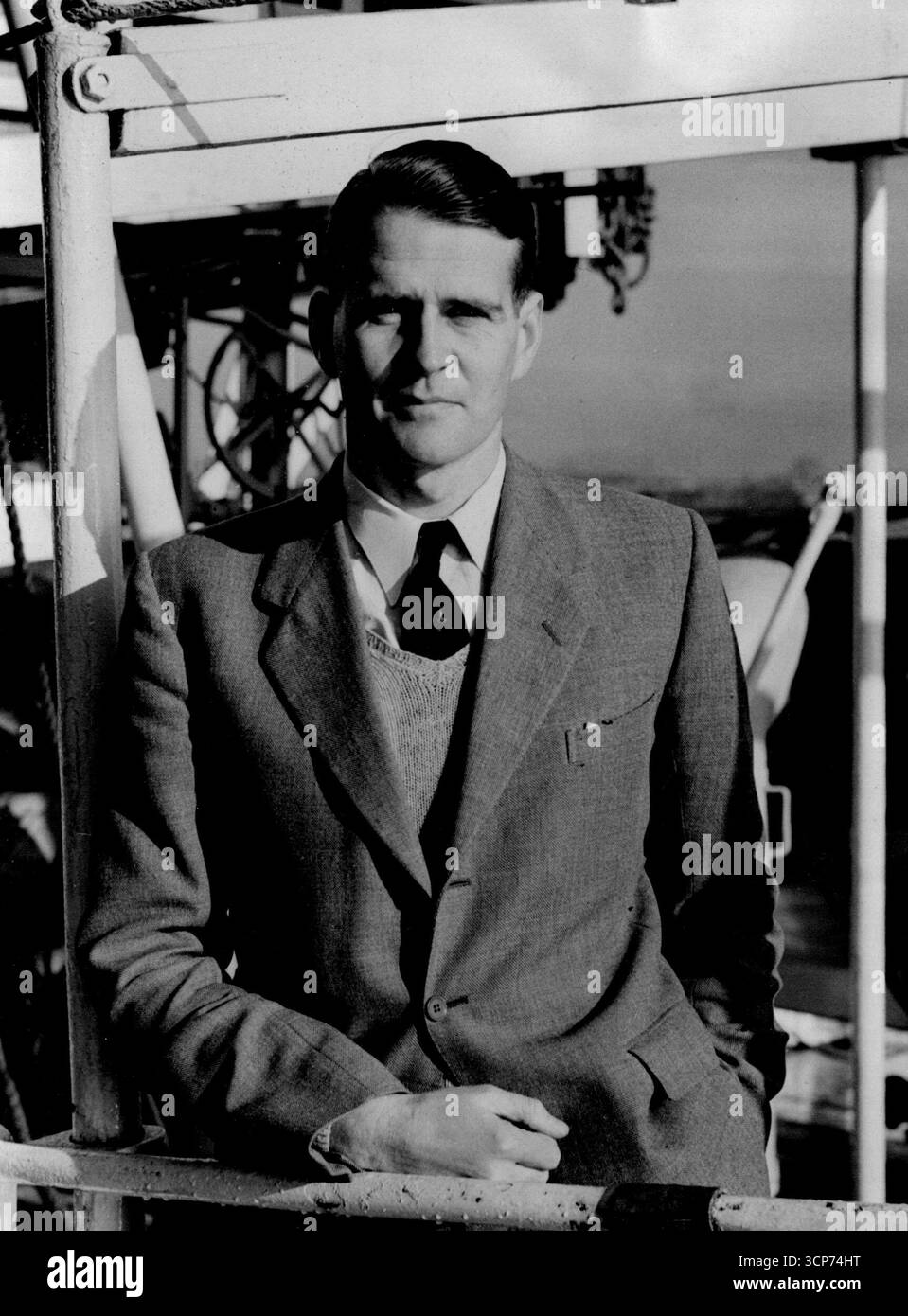 Un altro Polar Advance Party prepara -- tenente - Comandante Dalgleish R.N. a bordo di mvTottan.dopo la recente partenza dell'avanguardia della spedizione tranantarotica del Commonwealth nella My Theron, un'altra nave, la My Tottan (540 tonnellate) sta ora caricando negozi preparatori per la navigazione da Southampton con la spedizione avanzata della Royal Society International Geophysical Year Antarctic, sotto il comando del chirurgo tenente CDR. David Dalgloish, RN. La foto di oggi dal porto mostra. 21 novembre 1955. Foto Stock