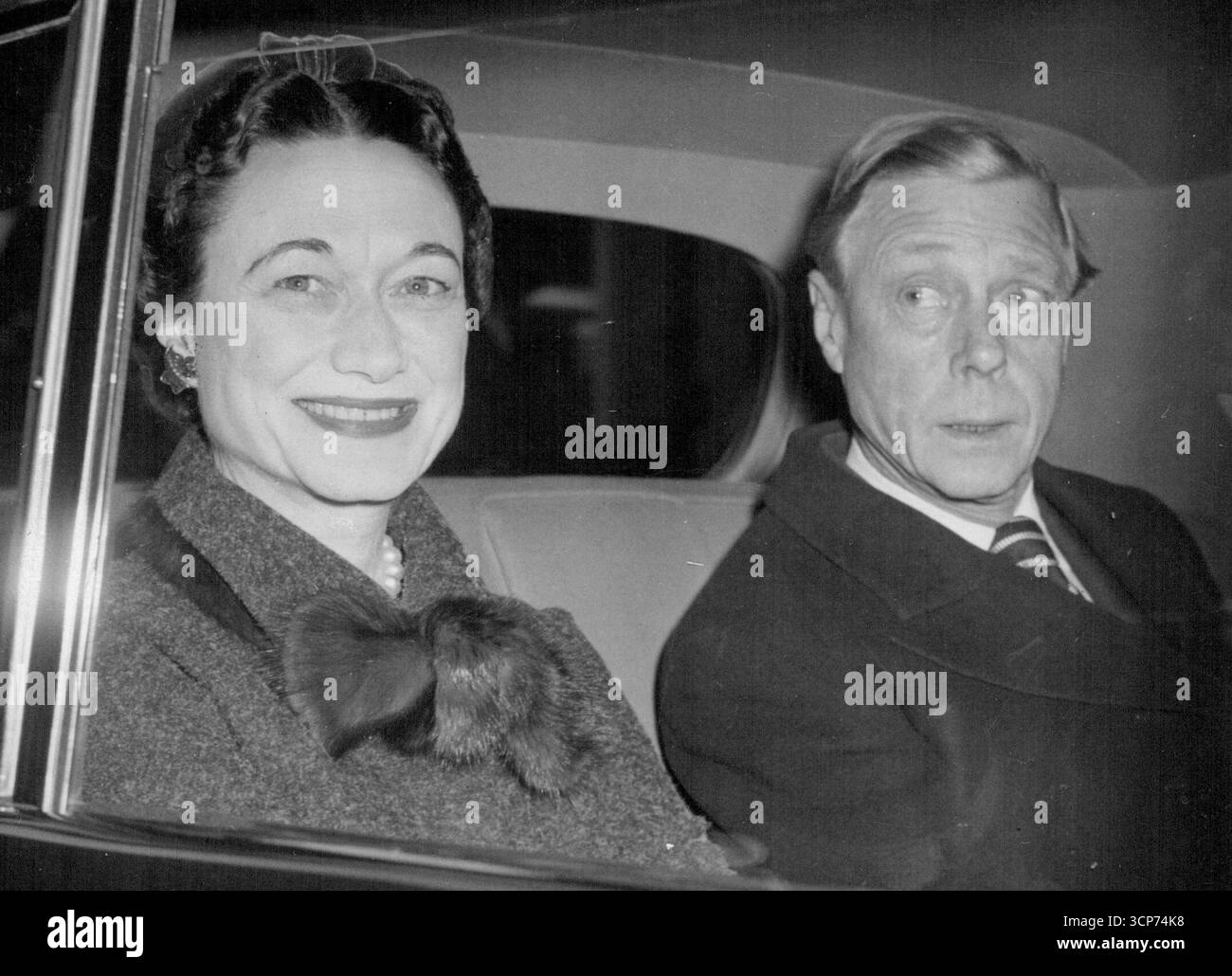 Il Windsor a LondonLa duchessa di Windsor, che fa la sua prima visita in questo paese dal 1949, lascia il Claridges Hotel in auto con il Duca di Windsor questa mattina. Per il Duca è la sua prima visita a Londra dal funerale di sua madre, la compiuta Regina Maria. La coppia arrivò a Londra con il traghetto notturno. Novembre 30, 1953. (Foto della stampante associata). Foto Stock