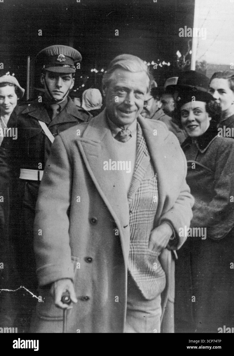 Il Duca di Windsor in Germania. Il Duca di Windsor è in una visita di tre giorni in Germania dove visiterà il suo vecchio reggimento, le Guardie Grenadier, e parteciperà anche a una conferenza sulla pubblicazione del suo libro 'Storia del Re' - ora tradotto in tedesco.Foto mostra: Una foto sorridente del Duca di Windsor che arriva a Dusseldorf. Ottobre 19, 1951. (Foto di Sport and General Press Agency, Limited). Foto Stock