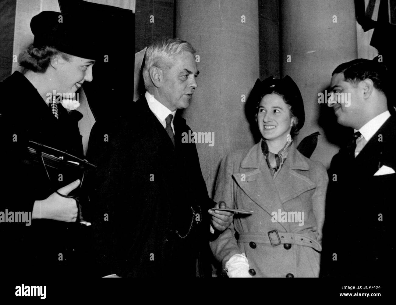 La signorina Lesley Corbett viene dagli Stati Uniti ed è una delle segretarie private della British Relations Conference. Il signor Lionel Curtis e' una figura di spicco negli affari esteri in Inghilterra. Sua nipote, la signorina Elizabeth Scott, sta agendo come sua segretaria Syed Amjad Ali è un delegato indiano. 3 ottobre 1938. Foto Stock