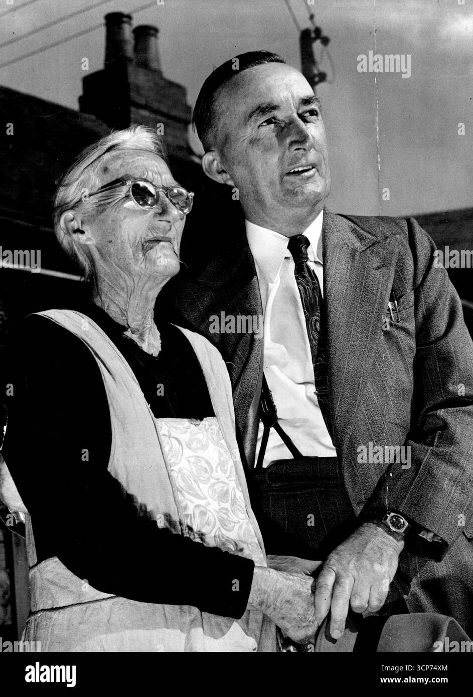 Nel suo discorso inaugurale, Dan Curtin ha rivolto una chiamata alla sua madre di 83 anni, orgogliosamente con lei di fronte all'umile casa di Redfern, un sobborgo industriale di Sydney. Membro federale di Watson, il signor Dan Curtin, che è stato annunciato oggi, deve sposare la sua segretaria, la signorina Ruby Dalton, di Maroubra. Il signor Curtin è vedovo e nonno. Non era stata fissata alcuna data per il matrimonio. Il signor Curtin oggi ha descritto la signorina Dalton come una donna attraente e intelligente. 28 febbraio 1951. Foto Stock