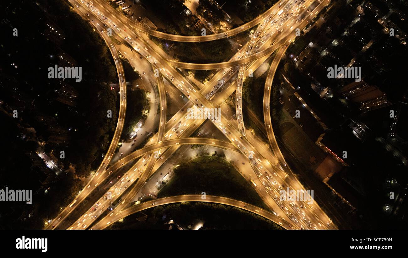 Fotografia aerea della scena notturna del traffico urbano Foto Stock