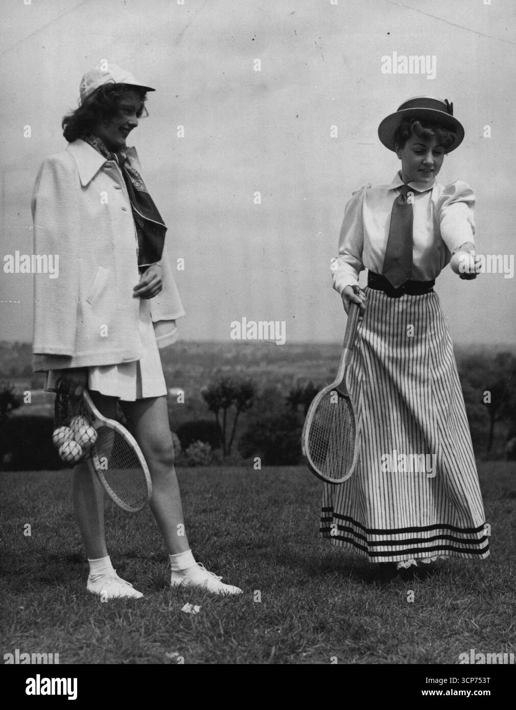 "Contrast in Costume" in televisione alla sfilata della moda -- "Court Costume" - accanto ad una tennista moderna "Miss 1905", indossa oggi una camicetta dal collo alto, una gonna lunga e rigida e una barca di paglia, mentre si prepara a servire la via edoardiana, al palazzo Alexandra, Londra,.dopo i successi della "Teen-age Fashion Parade" ad Alexander Palace, sede della televisione B.B.C, Miss Betty Spurling ha organizzato un altro lato di abbigliamento da 1948. potrai vedere un'abitudine di guida del 1785, un abito da passeggio del 1835, un abito da croquet del 1885, un costume da ciclismo del 1895 e un 19 Foto Stock
