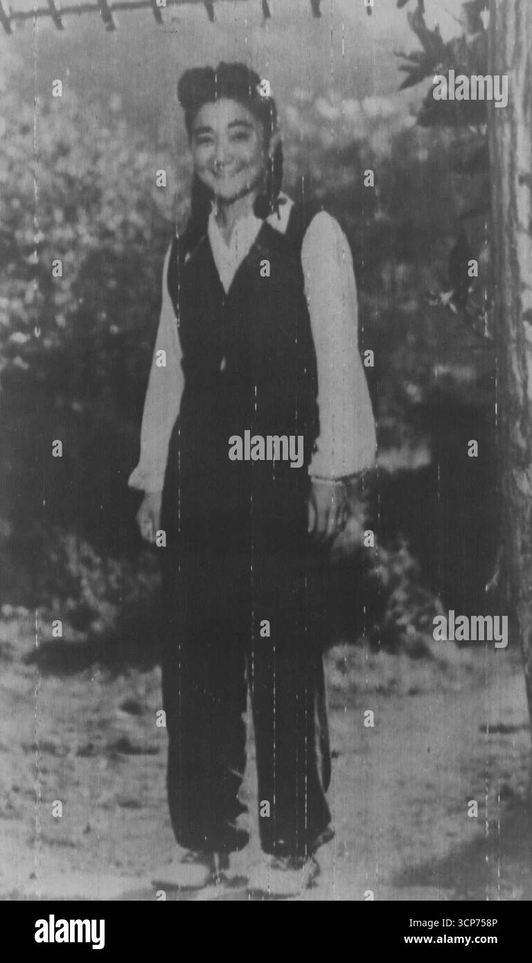 IVA Togari - Miss Togari è meglio conosciuta al ***** nel menu ***** Mentre Tokyo Rose of JAP trasmette propaganda a onde corte. È di sangue misto JAP e spagnolo, è nata e ha frequentato la scuola negli Stati Uniti il 05 settembre 1945. (Foto di Signal Corps Radiophoto). Foto Stock