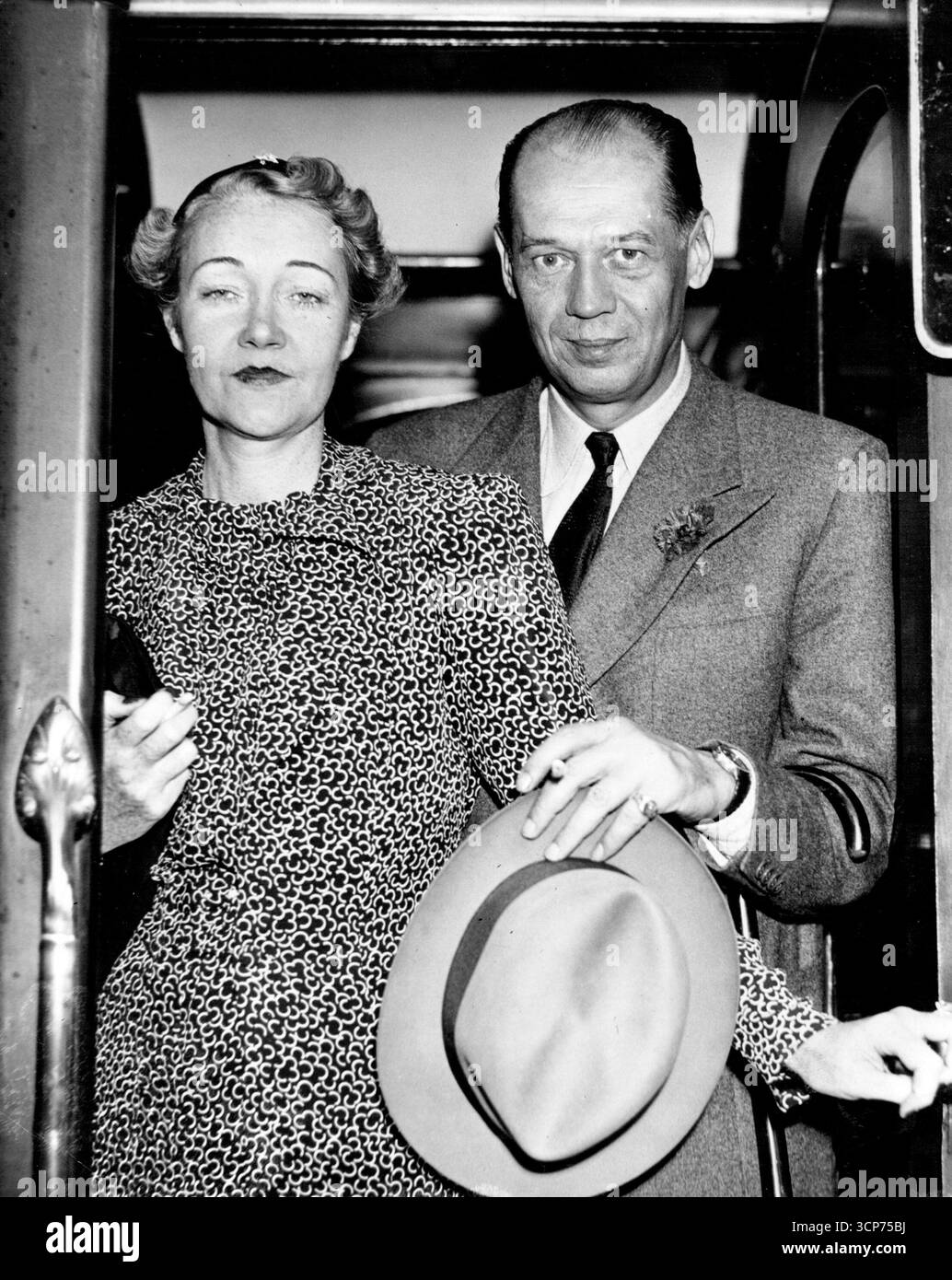 Famous Bridge Player torna a casa -- Ely Culbertson, il famoso giocatore di American Bridge con sua moglie, fotografato a Waterloo quando parte sulla "Normandie" Be at Train, per tornare a casa dopo un tour di successo e una vacanza nel continente. 11 agosto 1937. (Foto di London News Agency Photos Ltd.) Foto Stock