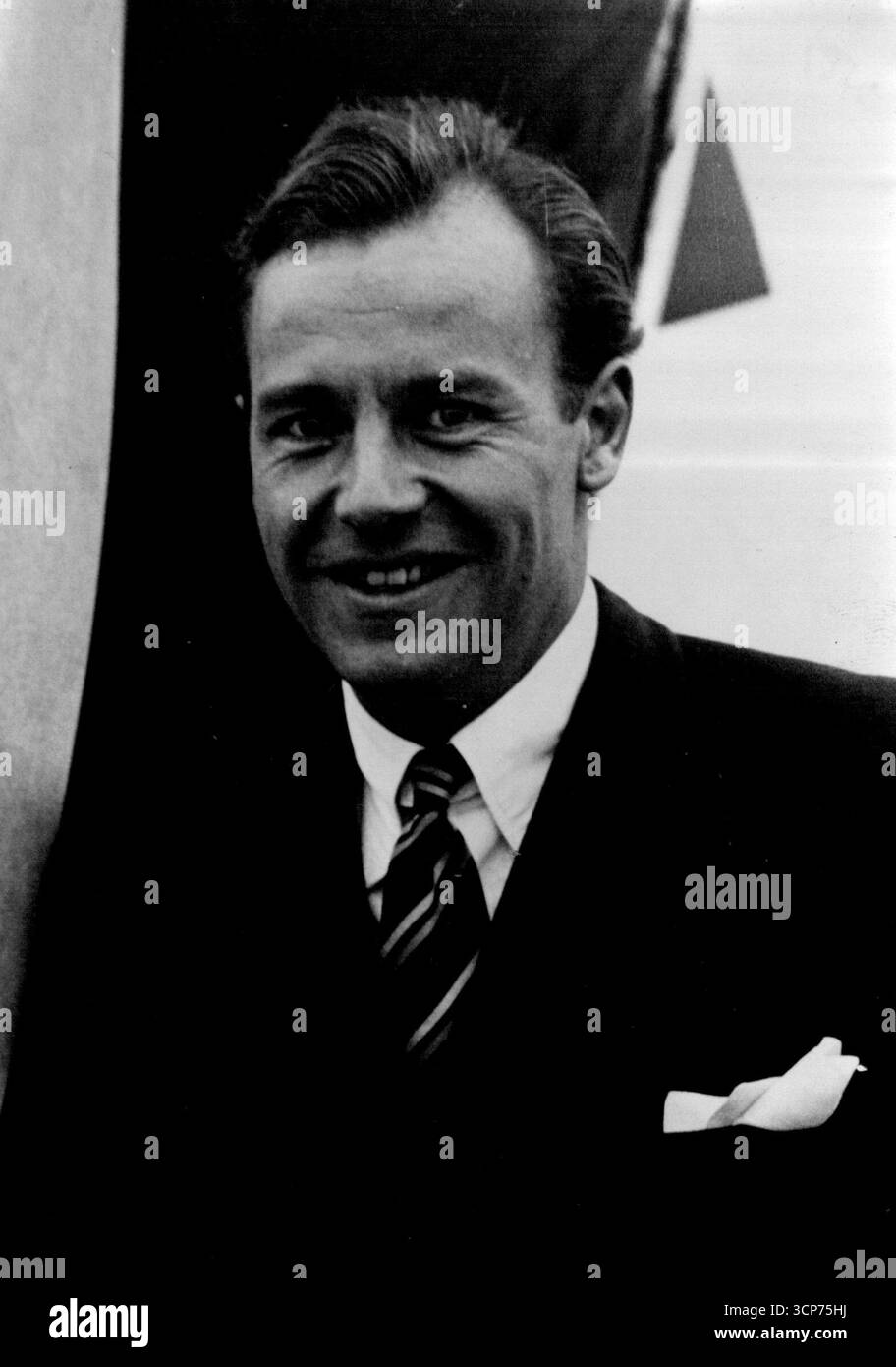 Il pilota collaudatore ACE è morto -- Geoffrey De Havilland, il pilota collaudatore numero 1 di Britian, è morto l'ultimo alto 10, 000 piedi in piedi in piedi nella cabina di pilotaggio dell'aereo più veloce del mondo - il de Haviland 'fischio bemerang' Swallow. Il signor De Havilland ha portato con sé fino alla sua morte il segreto dell'ora veloce la "rondine" in realtà. Era l'unico uomo che l'aveva pilotata. 28 ottobre 1946. (Foto di Fox Photos). Foto Stock