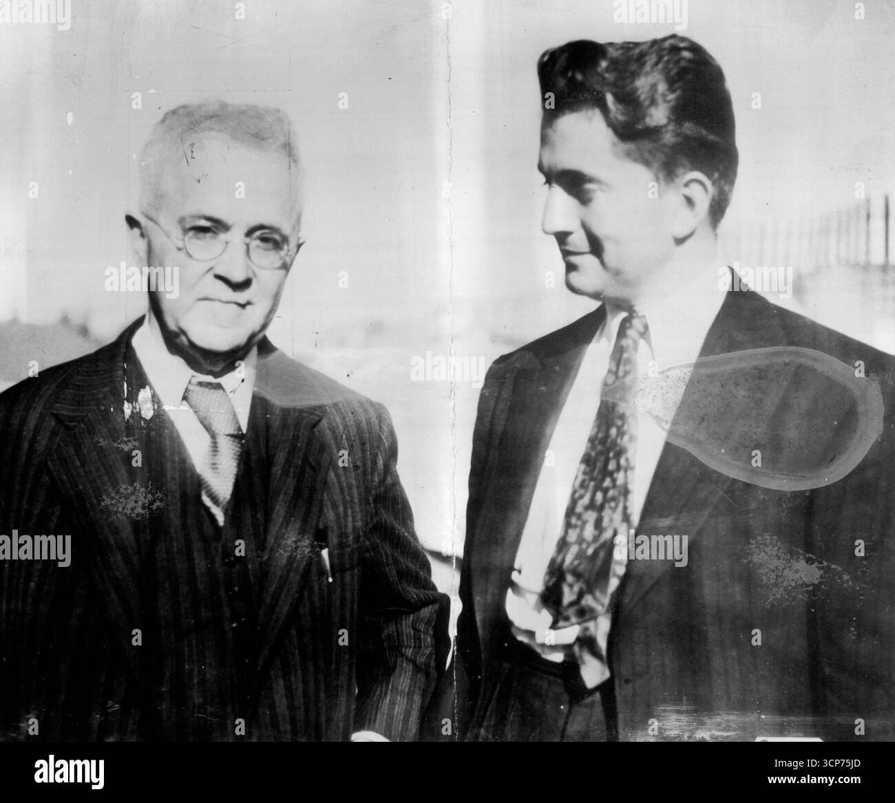 Dionne No 13: Il buon Dottore Dafoe -- il guardiano medico dei quintupletti Dionne in uno stato d'animo meditativo, mentre viene intervistato da Ira Wolfert, scrittrice del giornale nordamericano Alliance e dal (inserire il nome della carta). 5 ottobre 1936. Foto Stock Dionne No 13: Il buon Dottore Dafoe -- il guardiano medico dei quintupletti Dionne in uno stato d'animo meditativo, mentre viene intervistato da Ira Wolfert, scrittrice del giornale nordamericano Alliance e dal (inserire il nome della carta). 5 ottobre 1936. Foto Stock