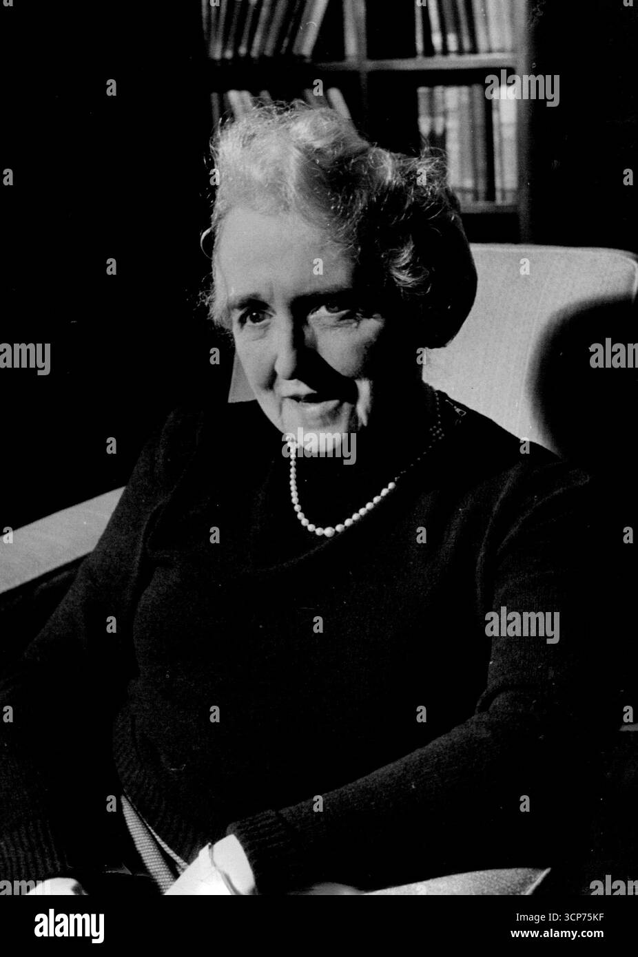 Silver Bodkin rende la moglie di M.P. Uno sceriffo. Signora Jane Davies, moglie del signor Clement Davies, M.P. per Montgomery, è stata eletta High Sheriff di Montgomeryshire, Galles Davies è stato scelto con la secolare cerimonia di "pungere gli sceriffi". Il duca di Gloucester, in rappresentanza del re, ha esaminato una lista di nomine - tre nomi per ciascuna delle cinquanta contee - e ha punzonato un nome su tre con un bodkin d'argento. 11 marzo 1947. Foto Stock