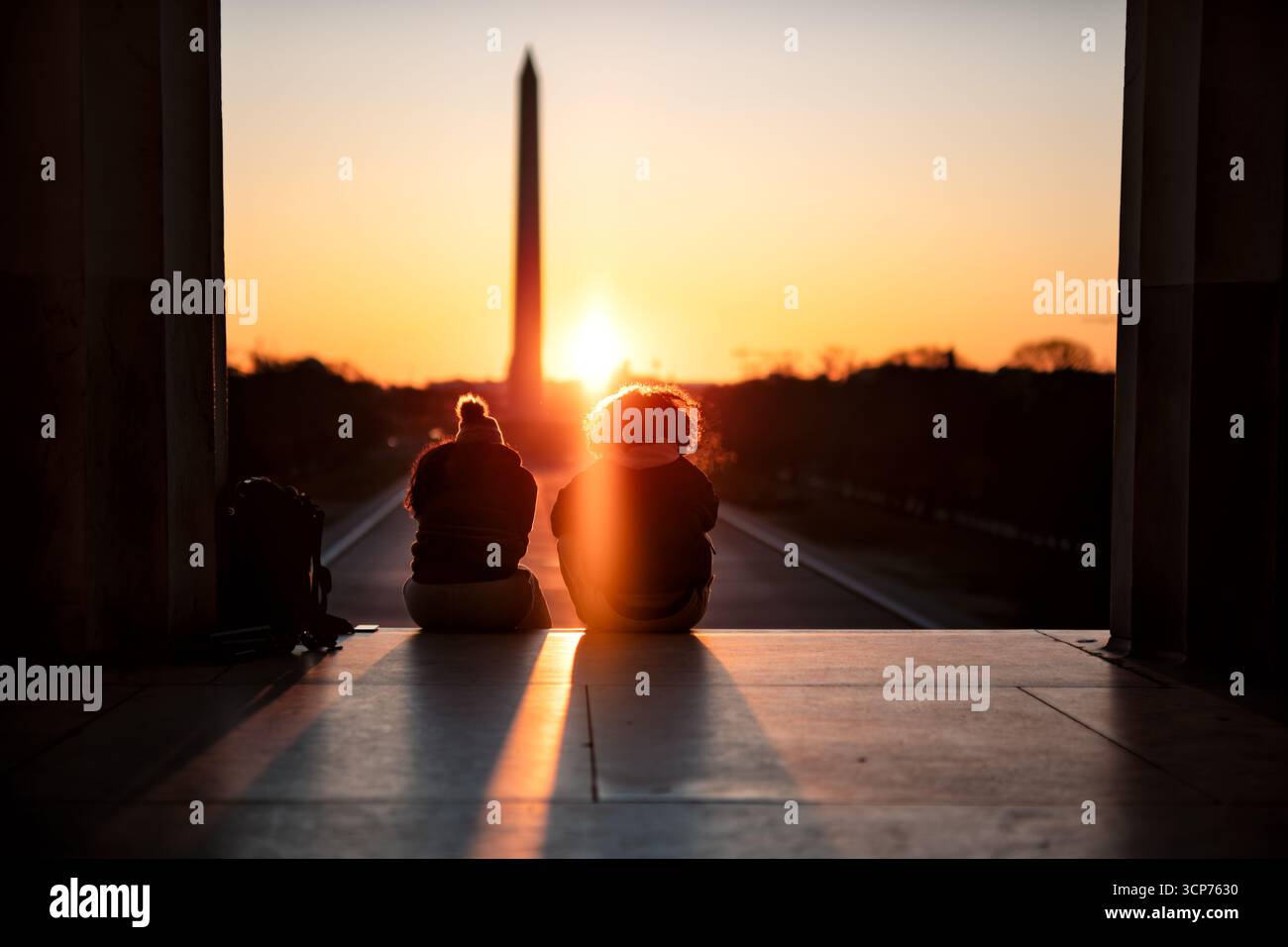 Lincoln Memorial Vernal Equinox Sunrise Washington DC // WASHINGTON DC - il sole sorge direttamente a est durante l'equinozio vernal, gettando la sua luce nella camera principale del Lincoln Memorial e sulla statua. Questo allineamento avviene annualmente, segnando l'inizio astronomico della primavera. Il Lincoln Memorial, un importante monumento dedicato al presidente Abraham Lincoln, è un punto di riferimento significativo nella capitale degli Stati Uniti. Il suo design e orientamento sono destinati ad allinearsi con gli eventi celesti, migliorando il suo significato simbolico. La camera centrale del monumento ospita una grande statua in marmo di Foto Stock