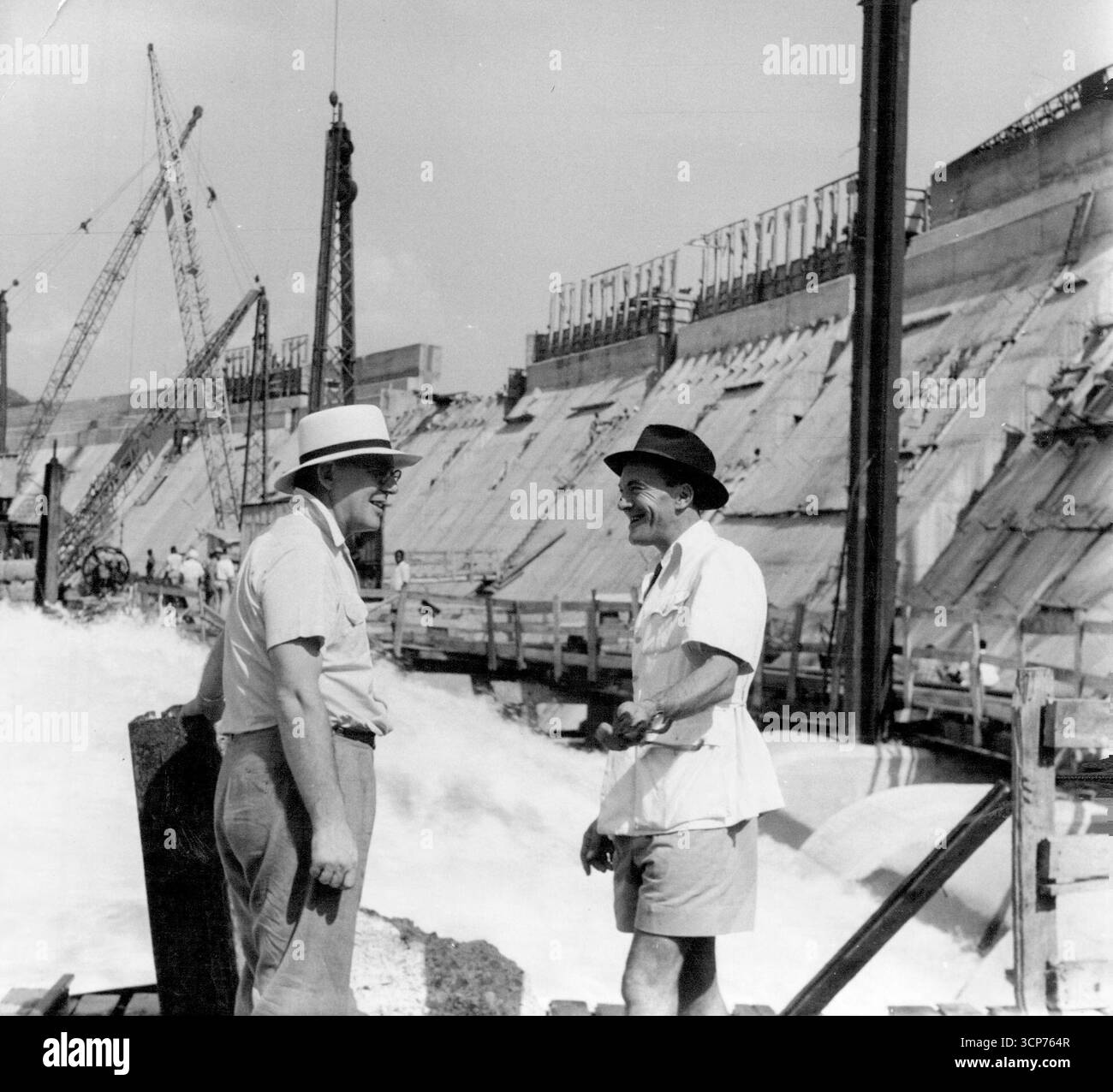 Richard Crossman, M.P. in UgandaMr. R.H.S. Crossman, Labour M.P. for Coventry East, at the Owen Falls Dam at Jinja (Uganda) con il Dr. Henry Olivier (a destra), ingegnere capo della ditta di Sir Alexander Gibb & Partners, i consulenti su questo schema di 22.000.000 sterline che la regina aprirà nell'aprile 1954. 28 gennaio 1954. (Foto di camera Press). Foto Stock
