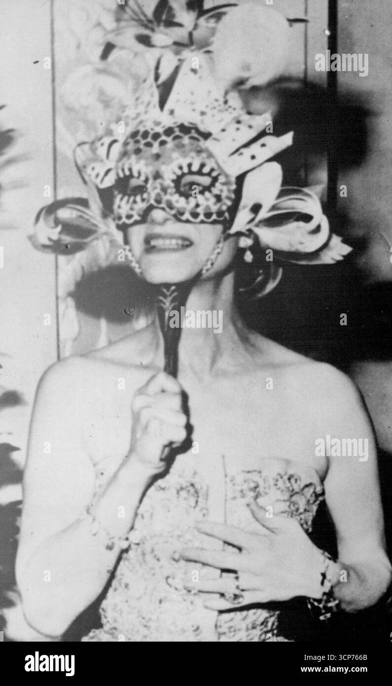 L'immagine di oggi di Wire da Parigi. Duchessa mascherata. Lui Duchessa di Windsor che indossa una maschera, **** Foto qui al ballo dato da ***** Maxwell, socialite, famosa per le sue feste di laboratorio, a Parigi ieri sera, il 9 giugno. 10 giugno 1952. (Foto di Associated Press Photo). Foto Stock