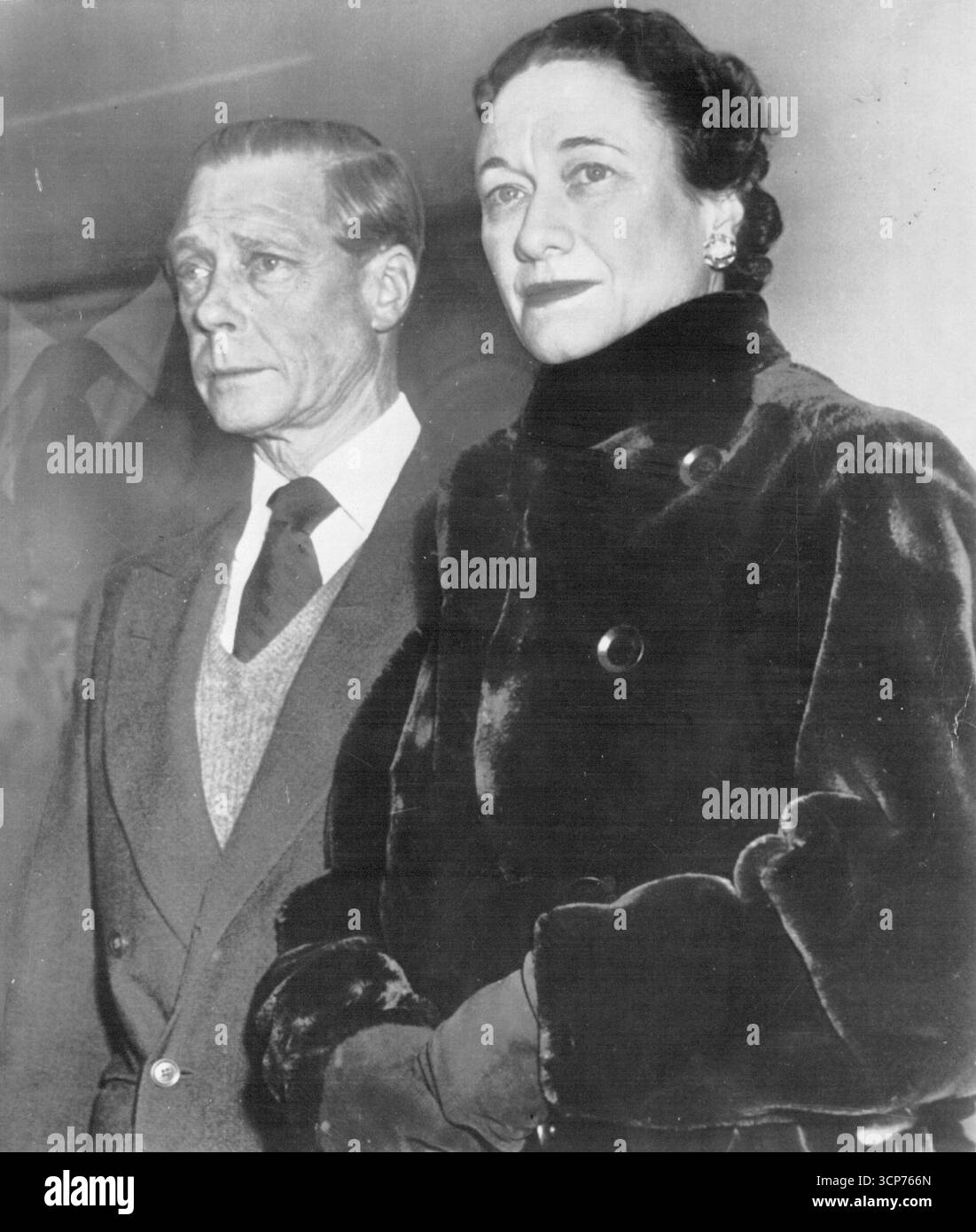 Sad Journey - da solo, il Duca e la Duchessa di Windsor, la Regina Mary, qui ieri sera. Il duca in viaggio verso l'Inghilterra per il funerale di suo fratello, il defunto re Giorgio vi. La duchessa, mai accettata dalla famiglia reale, rimarrà in questo paese. 8 febbraio 1952. (Foto di AP Wirephoto). Foto Stock