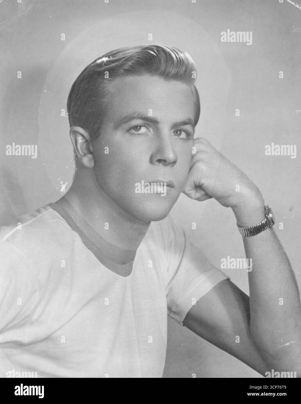 Colin Croft che sta comparendo nella nuova commedia sulla vita in un allevamento di pecore australiano, "Pommy" che il signor Stanley French sta presentando. Con i complimenti di Eric Braun e Anna Matthews, rappresentanti della stampa. 19 settembre 1950. Foto Stock