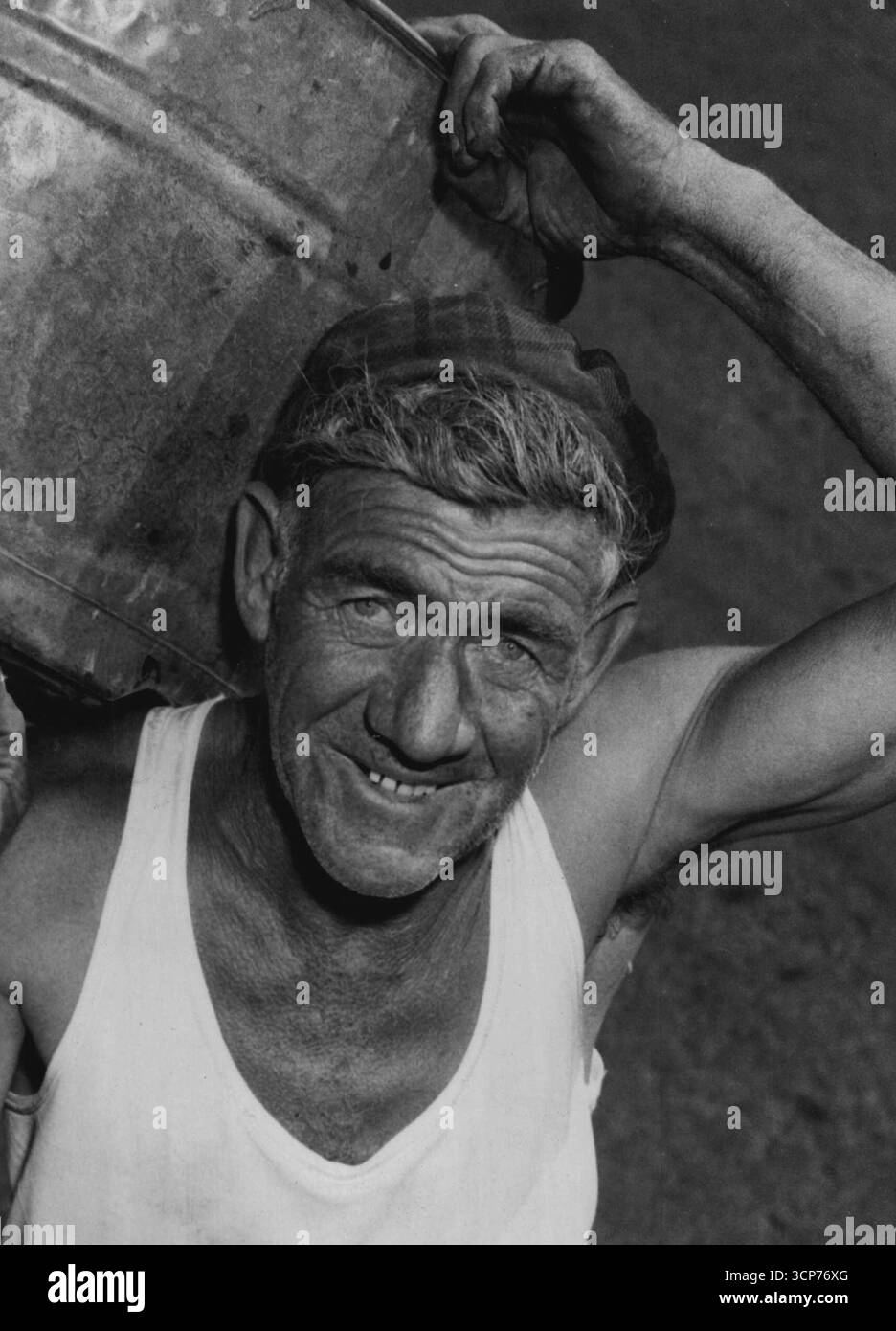 Il Dustman e' Un GentlemanDave McCulloch, il perfetto uomo della polvere di Moorabbin Dave McCulloch e' un uomo che fa la differenza. Intorno a Moorabbin, le casalinghe lo chiamano "il gentiluomo che pugnala". Ha introdotto la cortesia del vecchio mondo durante il suo ciclo quotidiano. Il signor McCulloch, 55 anni, e il suo carthorse di sette anni Dolly ricevono ogni giorno applausi per la loro gentilezza. Oggi il signor McCulloch ha aiutato una giovane madre. Signora Lorna Bean, di Lindsay Street, Moorabbin. per portare il suo bidone fuori al cancello. 1° gennaio 1955. Foto Stock