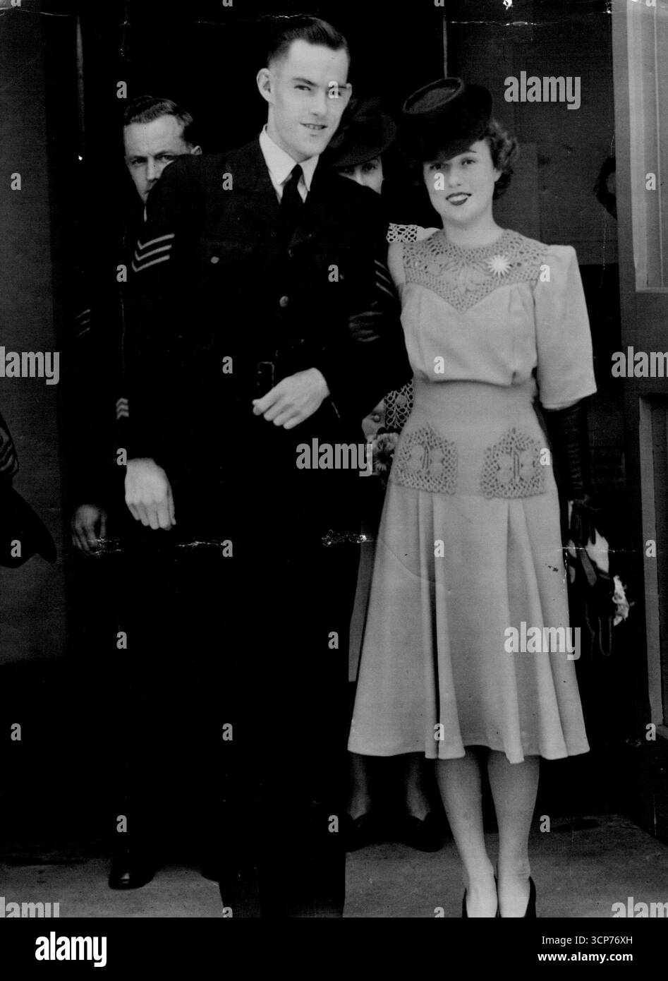 Il figlio di P.M.: "Il giovane John" Curtin e la sua sposa, ex Miss Catherine Reid Neill, dopo il loro matrimonio a Perth sabato, presso la Ross Memorial Presbyterian Church. Il primo Ministro ha telefonato dalla sua stanza d'ospedale a Melbourne, dando la sua benedizione. La signora Curtin ha partecipato al matrimonio con sua figlia. Signora J. W. Cole. 10 luglio 1945. Foto Stock