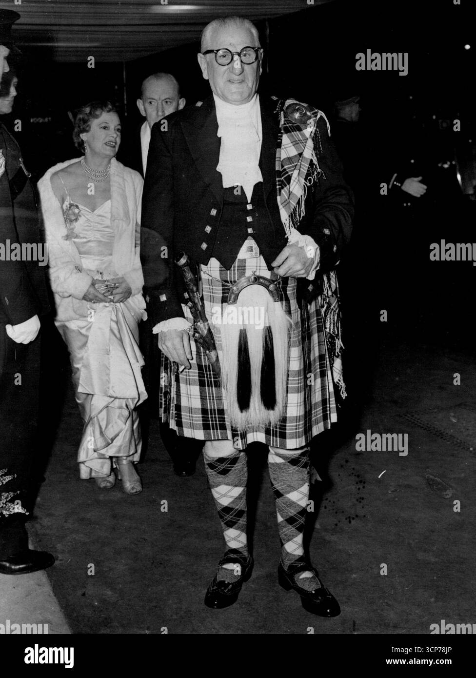 The Royal Film Performance -- Finlay Currie, una delle star del film, arriva all'Odeon, Leciester Square, questa sera, per la Royal Film Performance.Kilts al Royal Command Performance. Una delle star del film Disney Rob Roy, Finlay Currie, è arrivata in abito scozzese per la performance del Royal Command nel West End Odeon di Londra. 26 ottobre 1953. Foto Stock
