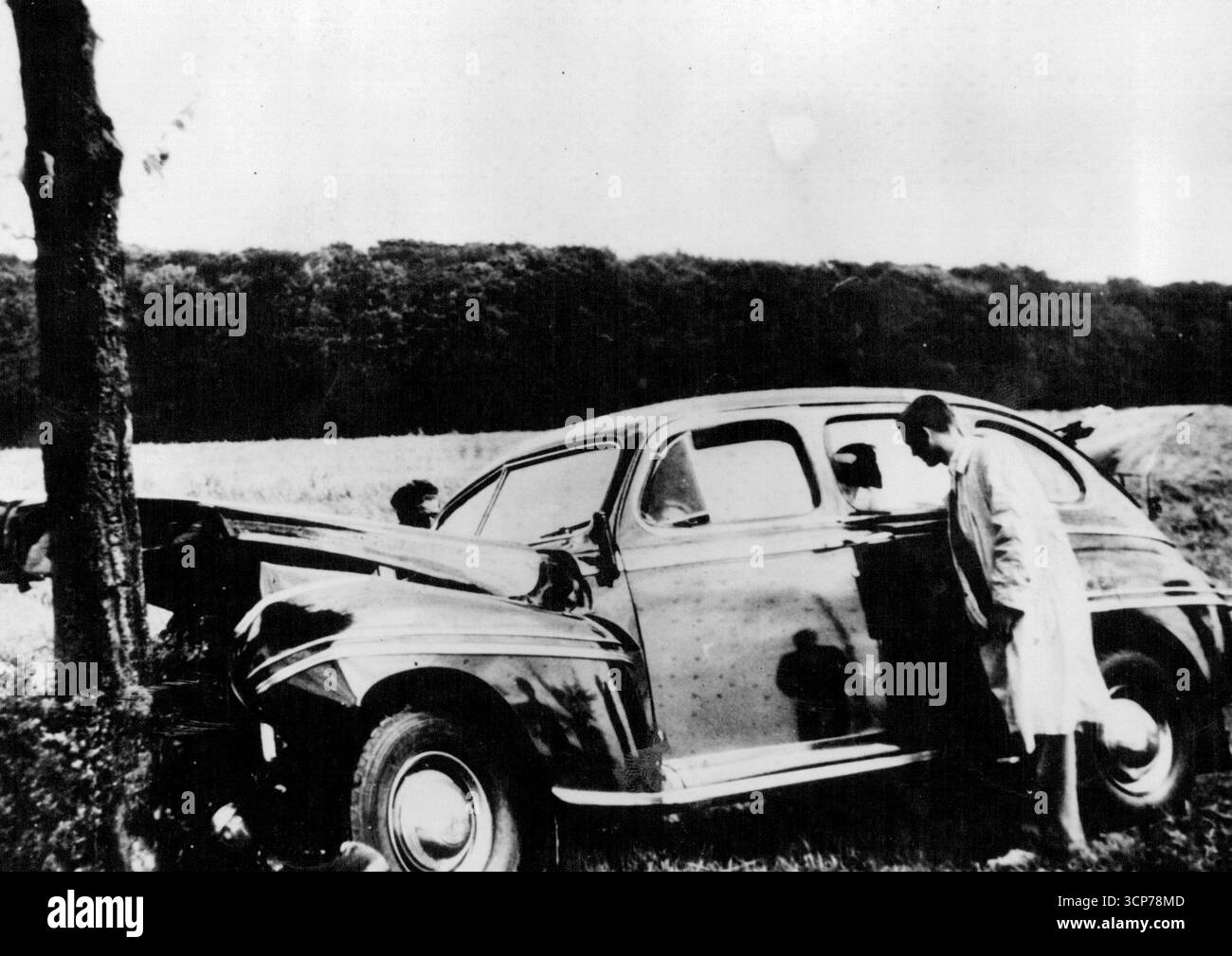 Regina Ingrid e due Principesse ferite in un incidente d'auto:- Copenaghen, Danimarca:- l'auto in cui la Regina Ingrid di Danimarca, e due delle sue tre figlie, la Principessa Margrethe, di otto anni, e la Principessa Anna Maria, 23 mesi, sono rimasti feriti quando sono caduti in un albero vicino al castello di Graasten nello Jutland meridionale. La Regina, che ha 38 anni, stava guidando quando è avvenuto l'incidente, e lo Chauffeur, che era sul sedile posteriore dell'auto, è rimasto ferito, e portato nello stesso ospedale della Regina e delle Principesse-Soenderborg Hospital. 17 luglio 1948. Foto Stock