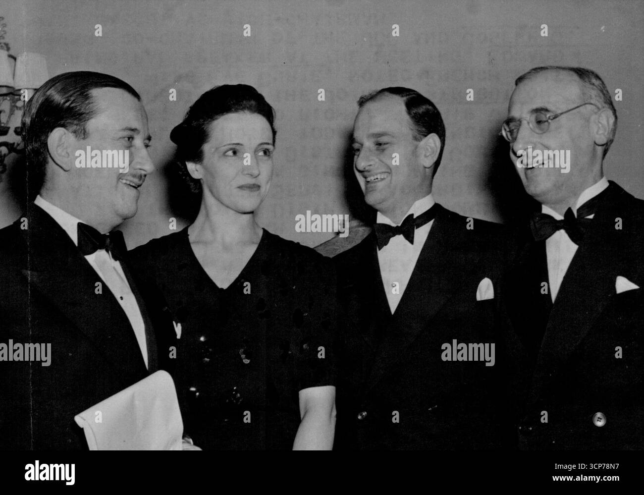Campagna di aiuto ebraico per i rifugiati aperta -- quest'anno l'appello di United New York per il Joint Distribution Committee e il National Refugee Service (servizio nazionale per i rifugiati) per fornire aiuto agli ebrei a bordo e in America sarà condotto dall'appello di United New York per il Joint Distribution Committee e il National Refugee Service, secondo un annuncio fatto durante una cena della American Jewish Joint Distribution Committee presso il Kitz Carlton Hotel oggi, che ha partecipato all'incontro sono stati: (da sinistra a destra) Morris C. Troper, direttore europeo del Comitato misto di distribuzione, Miss Eve Curie, nota scrittrice francese e principale sp Foto Stock