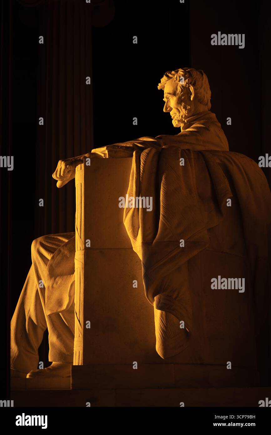 Statua del Lincoln Memorial Washington DC Sunrise // WASHINGTON DC - la statua del Lincoln Memorial è illuminata dal caldo bagliore arancione dell'alba il 18 marzo 2025. Questo effetto di illuminazione naturale, che si verifica in periodi specifici dell'anno con chiare albe del sole, proietta la luce diretta del sole sulla statua in profondità all'interno della camera superiore del monumento. L'intensa tonalità arancione passa rapidamente alla luce del giorno in pochi minuti, prima che la statua venga nuovamente gettata nell'ombra. Questo fenomeno è particolarmente pronunciato durante l'equinozio vernale, quando il sole sorge direttamente ad est, permettendo alla sua luce di farlo Foto Stock