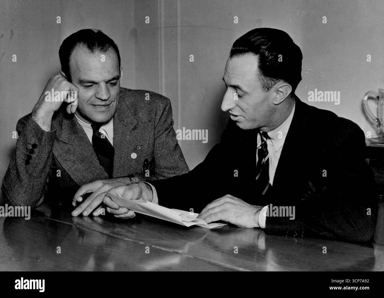 Responsabile della conferenza C.I.O -- ***** A sinistra, organizzatore di New York City International Maritme Workers, e ***** Di San Francisco, Cal., Presidente internazionale Longsh Remen e Warehousemen's **** La conferenza dei leader C.I.O **** City N.J. 11 ottobre. 10 novembre 1937. (Foto di Acme). Foto Stock