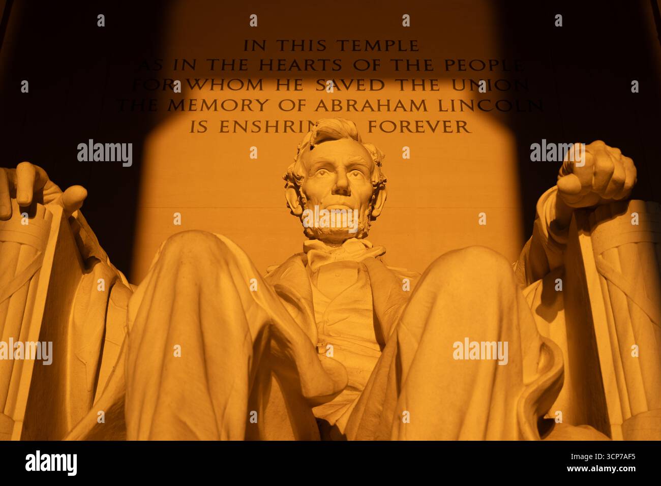 Statua del Lincoln Memorial Sunrise Washington DC // WASHINGTON DC - la colossale statua in marmo di Abraham Lincoln è illuminata dall'alba sull'equinozio vernal, con la luce del sole che splende direttamente nella camera principale del Lincoln Memorial. L'iscrizione sul muro dietro la statua recita: "IN QUESTO TEMPIO COME NEI CUORI DEL POPOLO PER IL QUALE HA SALVATO L'UNIONE, LA MEMORIA DI ABRAHAM LINCOLN È CONSACRATA PER SEMPRE". Questo allineamento si verifica quando il sole sorge direttamente a est, gettando i suoi raggi attraverso l'architettura del memoriale. Il Lincoln Memorial, completato nel 1922, è un monum nazionale Foto Stock