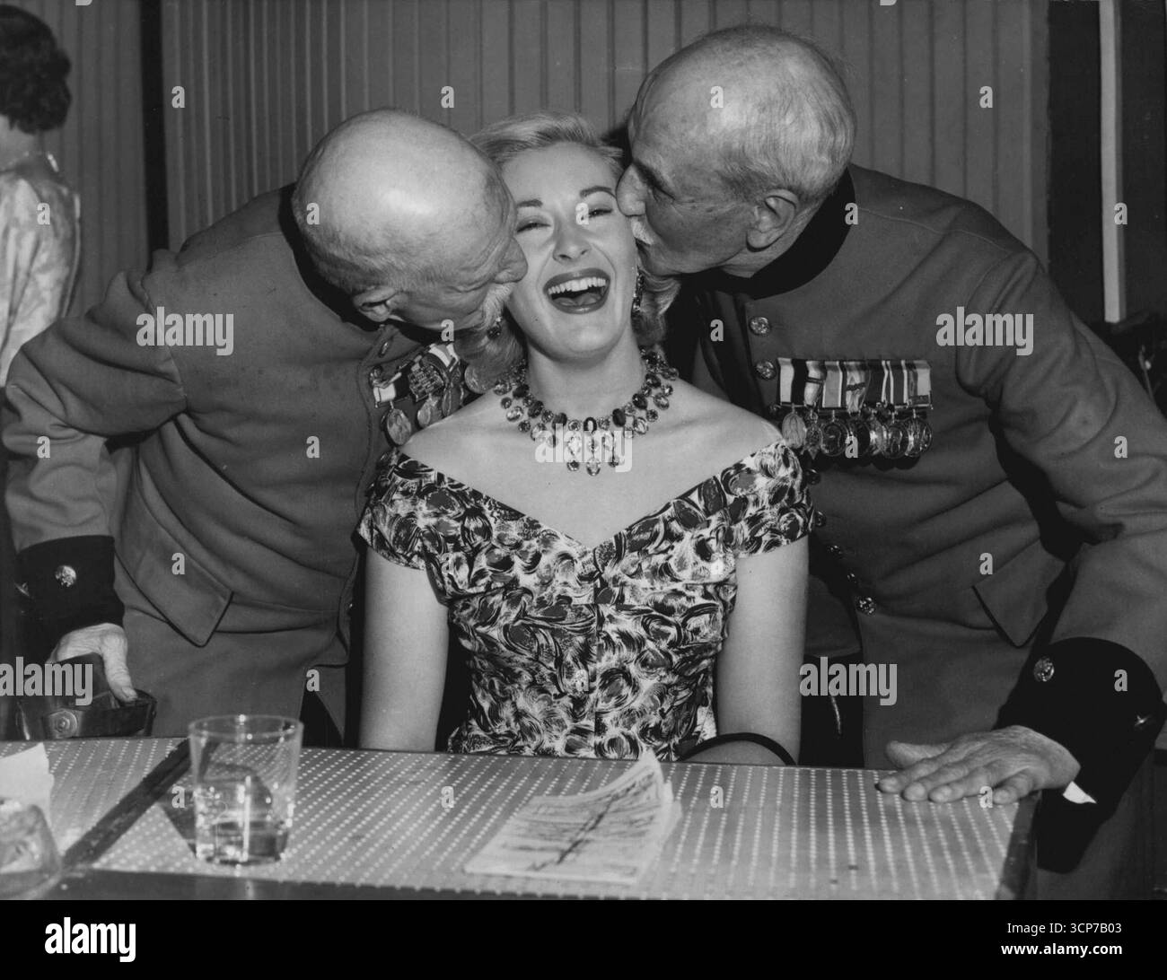 Northern radio Show.OPS: Chelsea Pensioners Mike Coleman (che ha servito nel 20° Lanchahire Fusilfers e proviene da Rochdale Yorkshire, e Sgt.J. Hyroms. Entrambi hanno combattuto sotto Kitchenerat Khartoum (1898) sono stati battuti dalla giuria del panel game di T.V. "Find the Link", ma hanno ricevuto un ampio compenso da Caroll Carr dopo lo show. Il programma è stato trasmesso in televisione dal Manchester City Hall al Northern radio Show Exhigition. 12 maggio 1955. (Foto di Syndication Material) Foto Stock