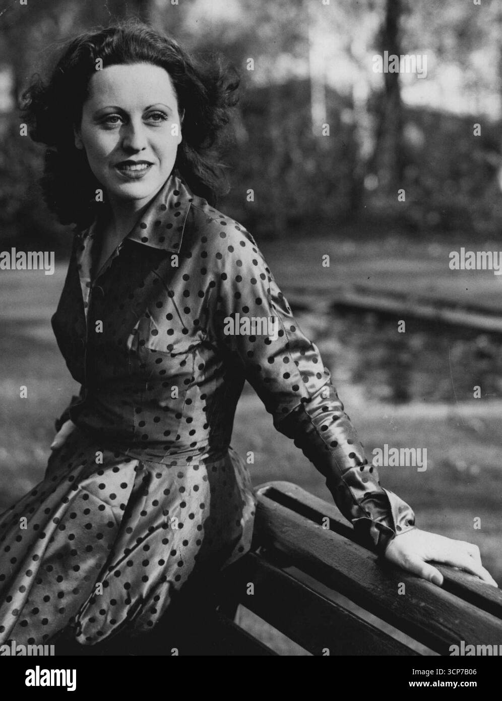 La voce italiana di 100.000 sterline a Londra per cantare. Spettacoli di immagini: Prima donna italiana, Margherita Carosi, nella foto di Embankment Gardens, questa mattina, godendosi il sole autunnale. Margherita Carosio, la principale donna della famosa Scala Opera House di Milano, che detiene la posizione di "Blue riband" dell'opera italiana, è a Londra per cantare alla Royal Albert Hall domenica. Margherita, la cui voce da soprano è assicurata per 100.000, farà un'apparizione televisiva in questo paese e farà anche un giro nelle province. 5 novembre 1948. Foto Stock