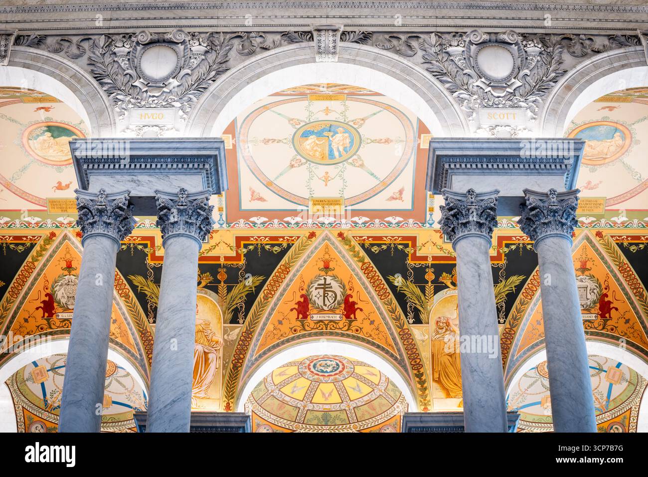 Jefferson Building Library of Congress Great Hall Columns Washington DC // WASHINGTON DC — la grande sala della Biblioteca del Congresso è ornata da colonne ornate e intricate decorazioni sul soffitto. Questi elementi decorativi presentano motivi classici, figure mitologiche e iscrizioni, che riflettono l'architettura Beaux-Arts dell'edificio. La Library of Congress, fondata nel 1800, è il braccio di ricerca del Congresso degli Stati Uniti e la più grande biblioteca del mondo. Il Jefferson Building, completato nel 1897, è rinomato per i suoi interni opulenti e le decorazioni artistiche. La sala funge da ce Foto Stock