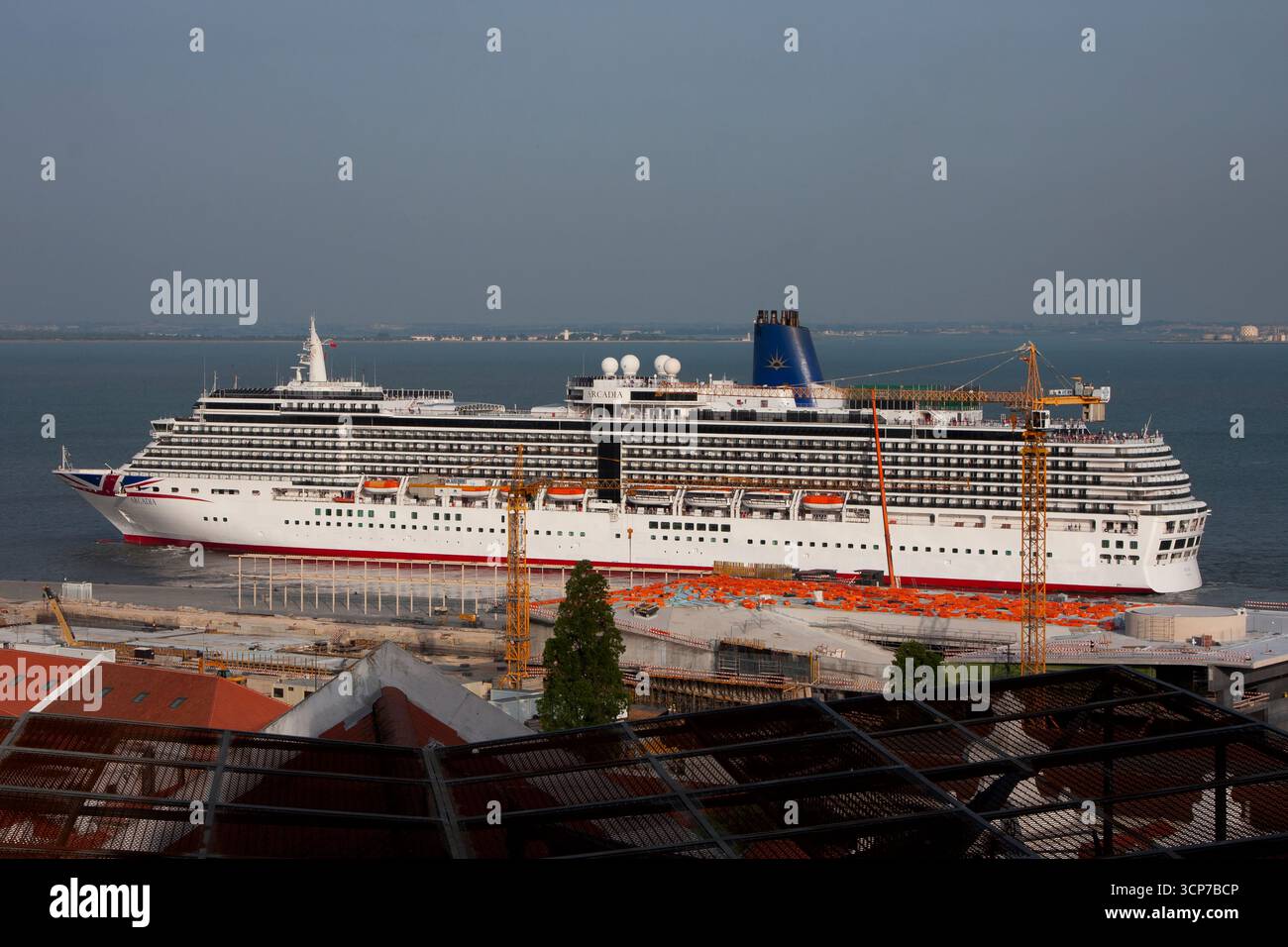 Portogallo, Lisbona, nave da crociera P&o, Arcadia, al molo del porto delle navi da crociera, con partenza sul Tago, Tejo, Foto Stock