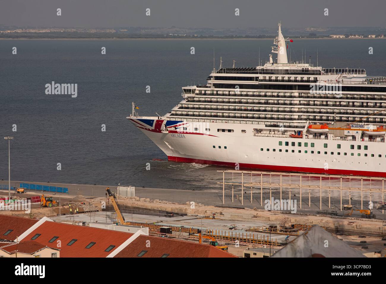 Portogallo, Lisbona, nave da crociera P&o, Arcadia, al molo del porto delle navi da crociera, con partenza sul Tago, Tejo, Foto Stock