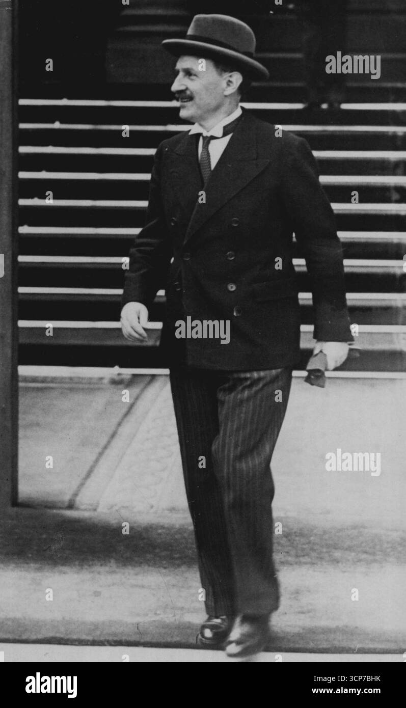 Incontro del Gabinetto francese a Elysre.O.P.S. M. Camille Chautemps, il primo Ministro francese ha fotografato mentre sorrideva ha lasciato l'Elysee dopo la riunione di ieri.dopo che il Gabinetto francese ha avuto il tappeto ieri al Palazzo Elysee di Parigi, M. Georges Bonnet, il Ministro delle Finanze, ha rivelato di aver elaborato un piano per tagliare le spese di tesoreria di quest'anno di £ 46.500.000. 21 luglio 1937. (Foto di Keystone). Foto Stock