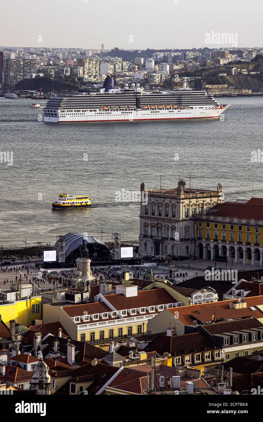 Portogallo, Lisbona, nave da crociera P&o, Arcadia, al molo del porto delle navi da crociera, con partenza sul Tago, Tejo, Foto Stock