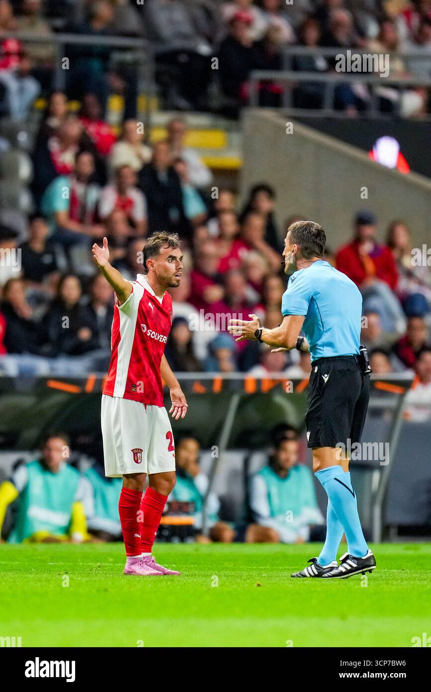 Braga, Portogallo. 24 settembre 2025. Braga - Ricardo Horta del SC Braga e l'arbitro Nikola Dabanovic durante la prima partita della UEFA Europa League 2025/2026. La partita è ambientata tra S.C. Braga e Feyenoord all'Estadio Municipal de Braga il 24 settembre 2025 a Braga, in Portogallo. Credito: Foto Box to Box/Alamy Live News Foto Stock