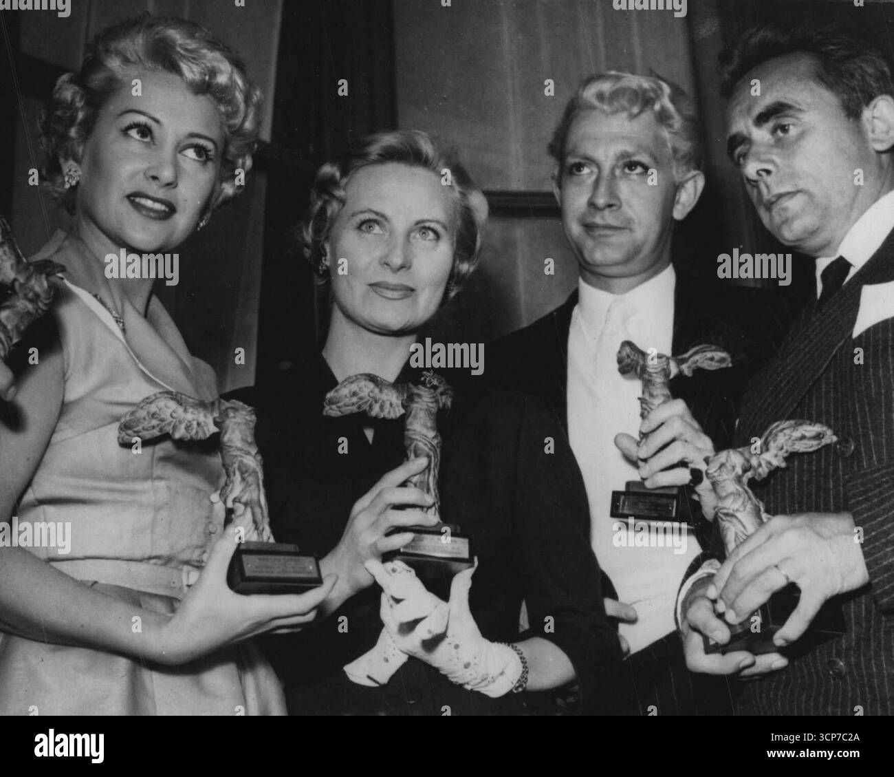 "Vittorie alate" per le star francesi.spettacoli fotografici. (Da sinistra a destra) Martine Carol. Michele Worgan, J.C Pascal e H.G. Qlouzor che hanno ricevuto i loro premi.durante un ricevimento tenutosi ieri a Parigi il ministero dell'industria e del commercio, M. Louvel, il ministro, ha presentato 'vittorie alate (Oscar francesi) alle stelle del cinema francese di successo. 3 giugno 1954. (Foto di Popper, Paul Popper Ltd). Foto Stock