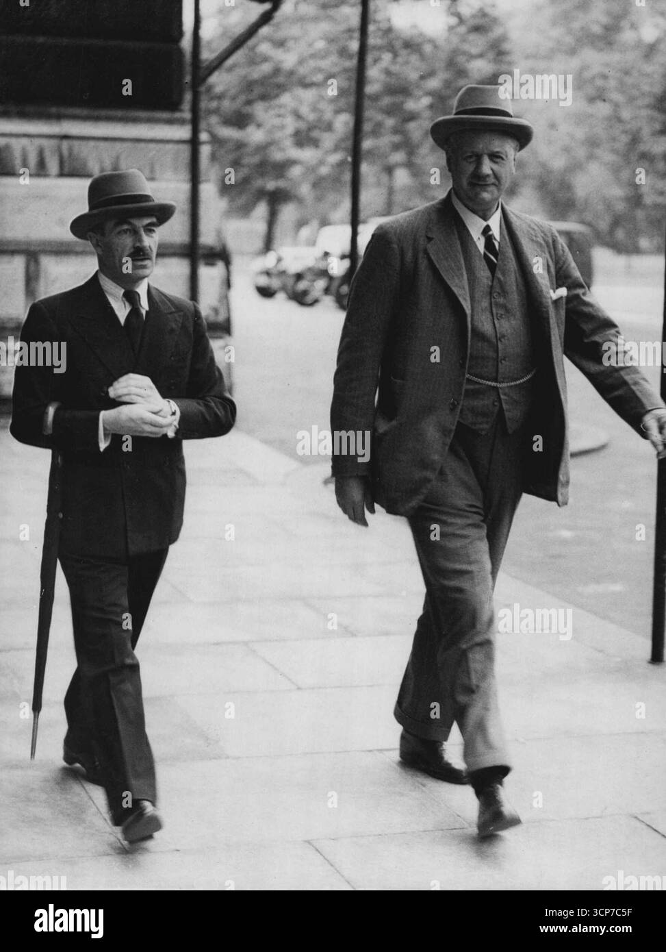 Conferenza sull'impero in miniatura all'ufficio estero Abyssinia Crisis discusse.Sir Samuel Hoare, tenne una conferenza sull'Impero in miniatura presso l'ufficio estero oggi 21 agosto, quando fu discussa la crisi dell'Abisinia i ministri del gabinetto sono tornati a Londra da tutte le parti, avendo interrotto le loro vacanze per partecipare alla Conferenza in connessione con la crisi. Associated Press Photo Shows: Sir Miles Lampson (più alto) l'alto commissario per l'Egitto e il Sudan, e Mr. R.I. Cambell, capo del dipartimento egiziano che parte dopo la conferenza di oggi, 21 agosto. 30 settembre 1935. Foto Stock