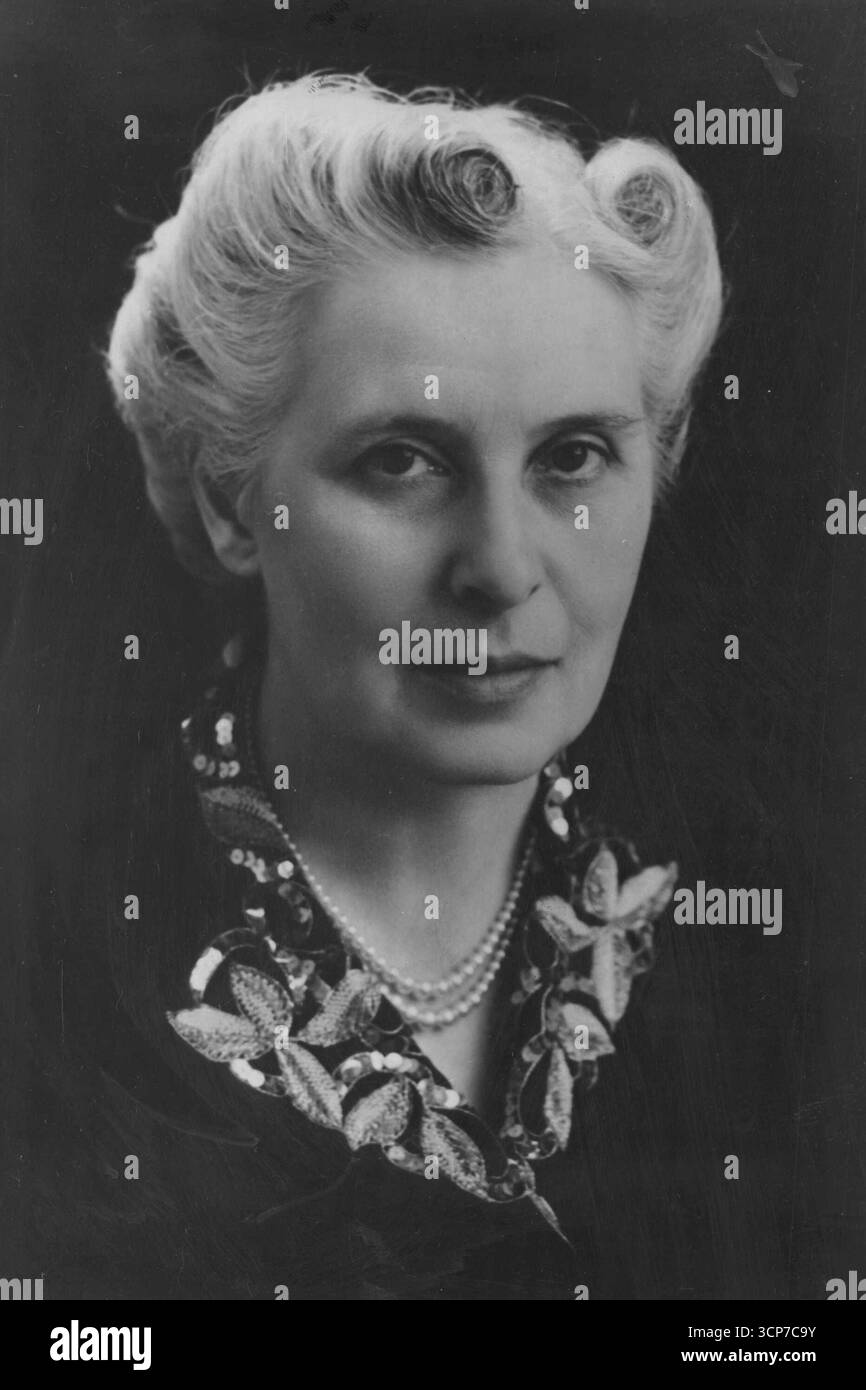 La signora Cora Casselman, unica donna membro del Partito del governo alla camera dei comuni canadese, che è una delle delegazioni del Canada alla Conferenza di San Francisco. La signora Casselman fu eletta alla camera dei comuni nel 1941 per occupare il seggio lasciato vacante dalla morte del marito. 3 aprile 1948. (Foto del Canadian Wartime Information Board). Foto Stock