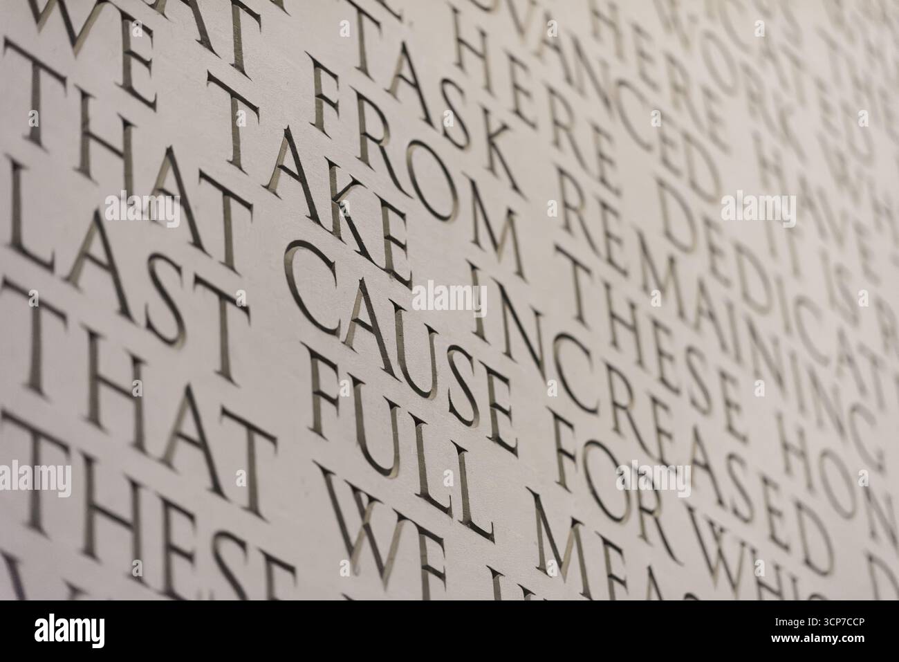 Lincoln Memorial Inscriptions Washington DC // WASHINGTON DC — le iscrizioni scolpite nei muri di pietra del Lincoln Memorial citano il secondo discorso inaugurale di Abraham Lincoln. Il memoriale, dedicato nel 1922, onora il 16° presidente degli Stati Uniti ed è un punto di riferimento importante nel National Mall. L'indirizzo, consegnato il 4 marzo 1865, rifletteva sulla guerra civile e sul futuro della nazione. Le iscrizioni del monumento sono una caratteristica fondamentale, attirando milioni di visitatori ogni anno. Foto Stock