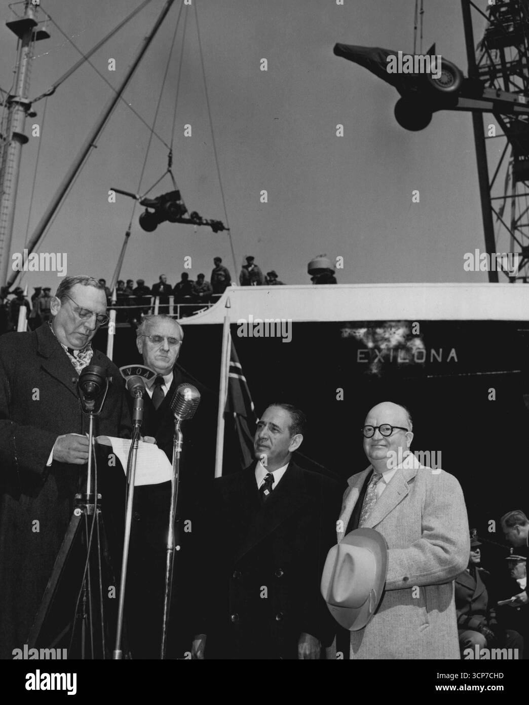 Un'altra spedizione di equipaggiamento militare **** Una nazione firmataria del trattato del Nord Atlantico sotto la mutua di 1.000.000.000 dollari degli Stati Uniti. Il Defense Assistance Program, ha lasciato New York City di recente (31 marzo 1950) per l'Italia, la spedizione, costituita principalmente da obici da 155 millimetri e pezzi da campo da 57 millimetri, è stata caricata a bordo della nave da esportazione americana Exilona alla base dell'esercito di Brooklyn. La fotografia, scattata al molo, mostra gli oratori principali alle cerimonie tenute durante il caricamento dei pezzi di artiglieria. Da sinistra a destra sono James Bruce. Direttore dell'assistenza militare estera degli Stati Uniti: Al Foto Stock