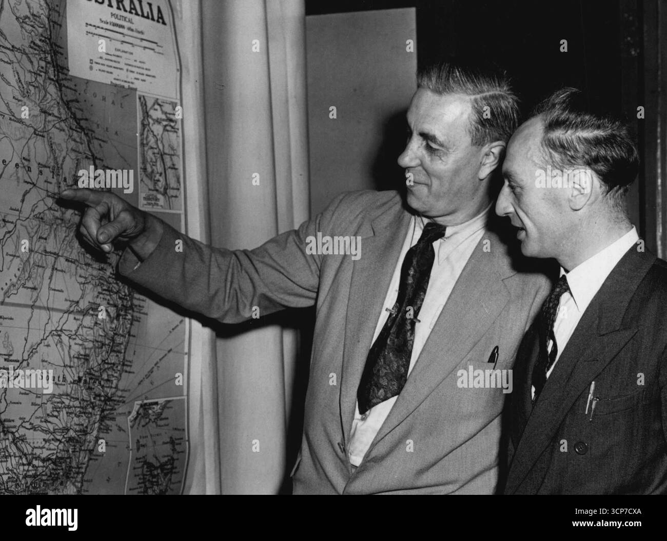 Un tempo Dr. Barnardos Boy viene "a casa" durante il viaggio a premi di 24.000 miglia -- il 48enne Mr. Arthur Turrell (che indica), mostrando il percorso di 000 miglia che ha percorso dall'Australia, al signor W. Allen, l'ufficiale delle migrazioni, durante la sua visita alla casa Dr. Barnardos a Stepney Causeway (East London).il 48enne Arthur Turrell trascorse la sua infanzia nelle case del Dr. Barnardos e fu infine inviato da loro in Australia dove è stato da allora. Ha spesso promesso che, se avesse avuto l'opportunità, avrebbe rivisitato la sua vecchia "casa" e la sua occasione è arrivata poco tempo fa, quando ha vinto il primo premio in un quiz radiofonico. 1° agosto Foto Stock