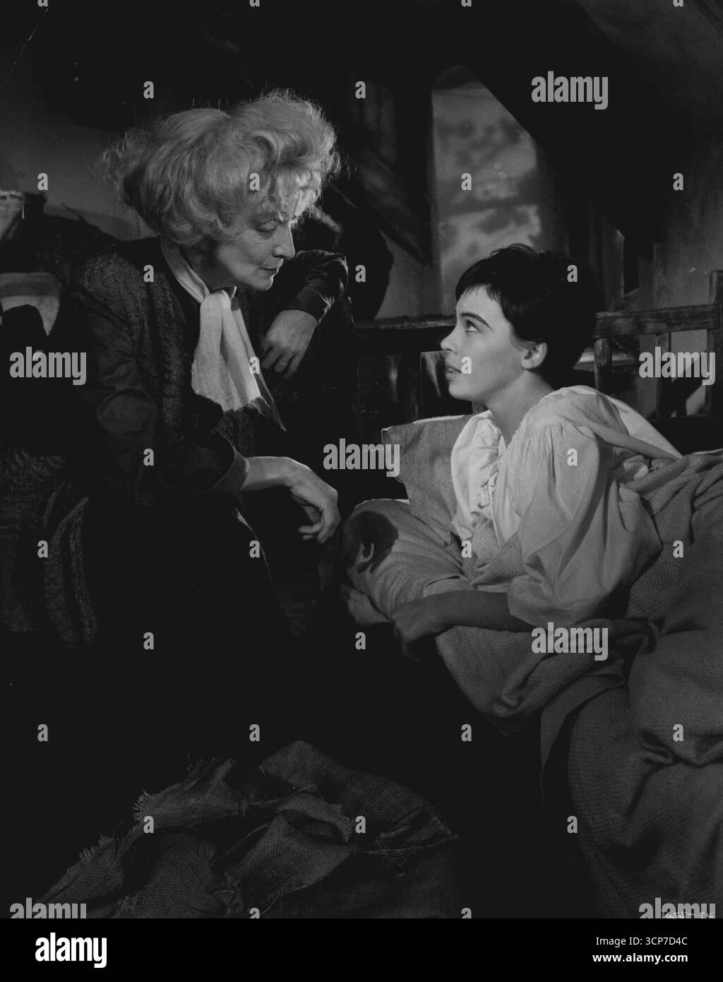 Un amico per Cenerentola... Viene trovata nell'incredulità da Leslie Caron, mentre si confronta con un'eccentrica vecchia donna della foresta, interpretata dall'attrice teatrale Estelle Winwood. È una scena da "The Glass Slipper" di M-G-M, una storia piacevolmente diversa e sorprendente di Cenerentola con Leslie Caron e Michel Wilding. Keenan Wynn, Estelie Witwood, Barry Jones ed Elsa Lanchester dirigono il cast di supporto, con ballerini di Ballets de Paris di Roland Petit evidenziati in due sontuosi balletti ****** . 14 marzo 1955. Foto Stock